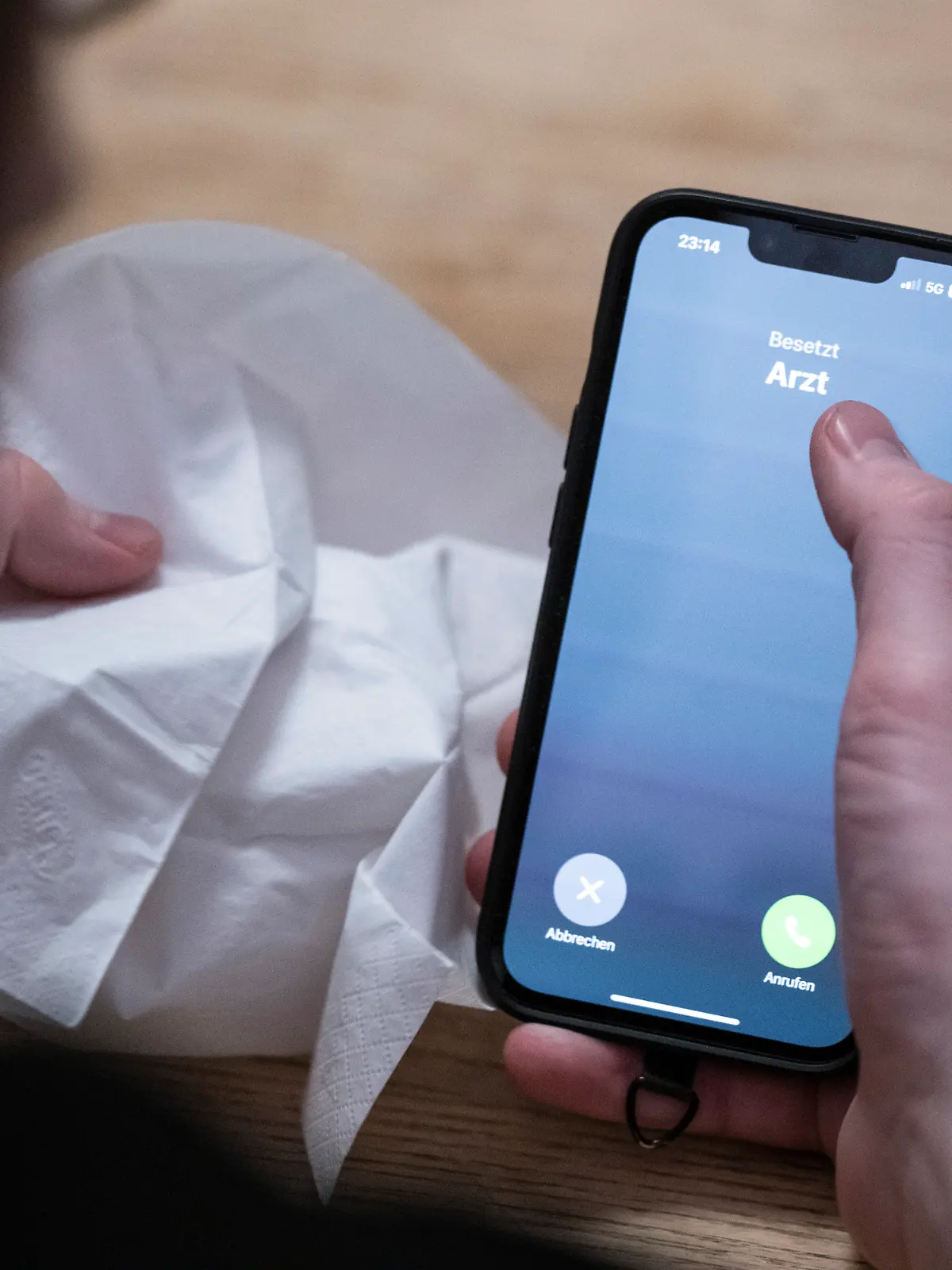 Man muss sich nicht ins Wartezimmer schleppen: Auch telefonisch kann man sich krankschreiben lassen. (zu dpa: «Hausärzte verteidigen telefonische Krankschreibung») +++ dpa-Bildfunk +++