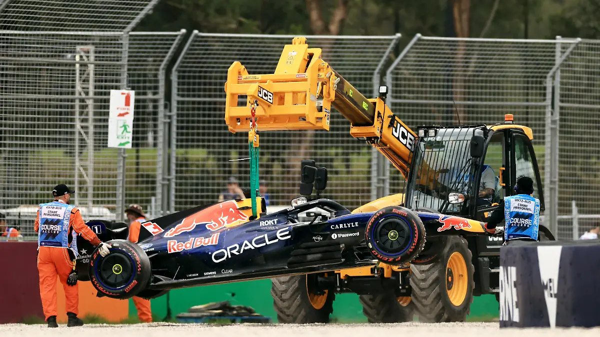 Formula One F1 - Australian Grand Prix - Albert Park Grand Prix Circuit, Melbourne, Australia - March 7, 2026 Marshals remove Red Bull's Max Verstappen car from the race track with a crane after crashing out during qualifying REUTERS/Mark Peterson