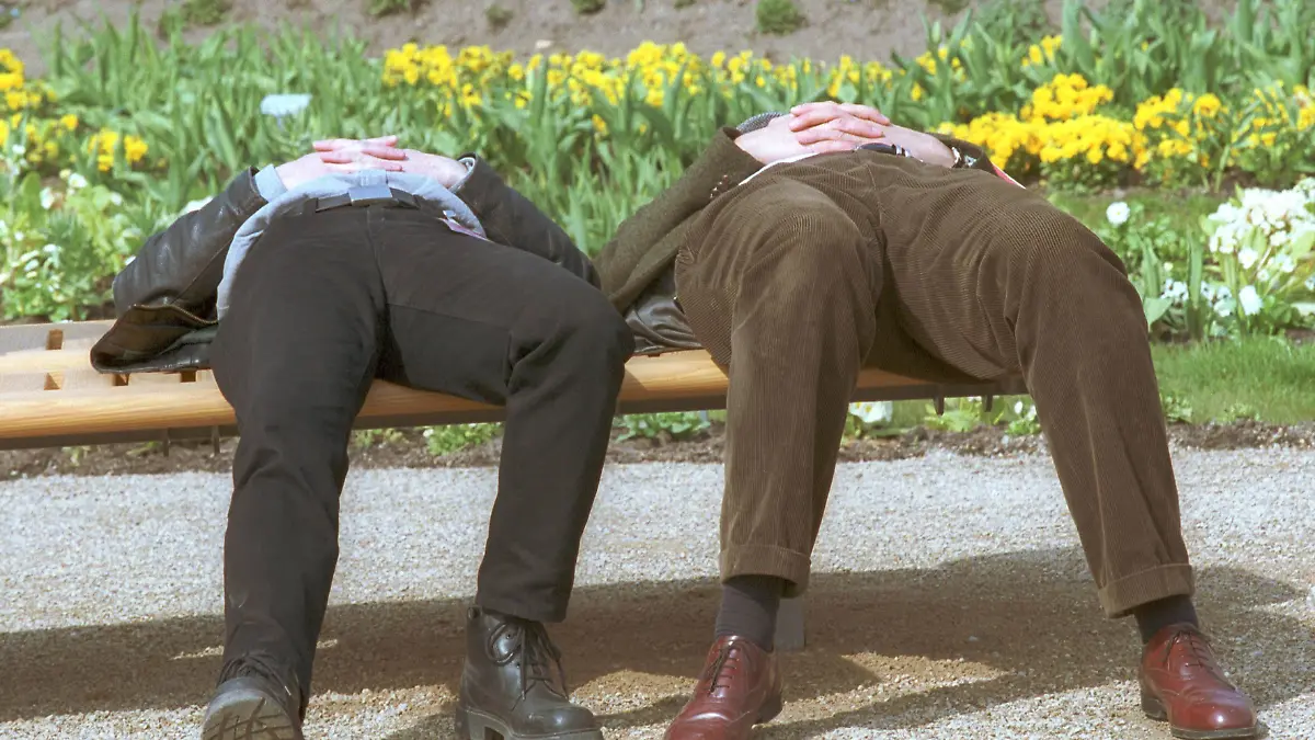 Pause . Zwei Besucher der Bundesgartenschau in Potsdam bei einem Nickerchen. Potsdam , den 01.06.2001 , , , Potsdam Deutschland PUBLICATIONxINxGERxSUIxAUTxONLY Copyright: xNicolexMaskusx

Break Two Visitors the Federal Garden Show in Potsdam at a Nap Potsdam the 01 06 2001 Potsdam Germany PUBLICATIONxINxGERxSUIxAUTxONLY Copyright xNicolexMaskusx  