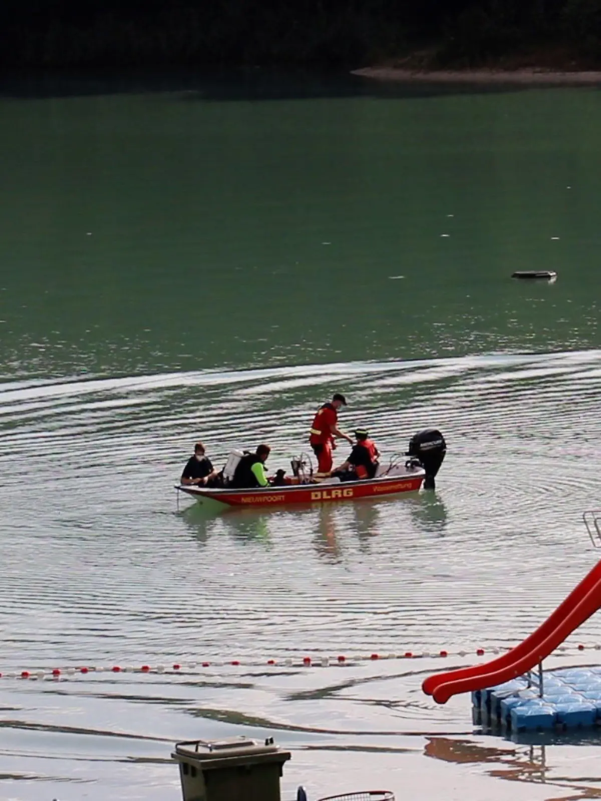 25.07.2021, Hessen, Rodgau: Helfer der DLRG suchen von einem Boot aus nach einem Jungen. Ein 13-Jähriger ist beim Baden ums Leben gekommen. Nachdem ein Elternteil das Kind als vermisst gemeldet habe, habe es nach etwa zweistündiger Suche nur noch tot geborgen werden können, teilte die Stadt mit. Foto: 5Vision/dpa +++ dpa-Bildfunk +++