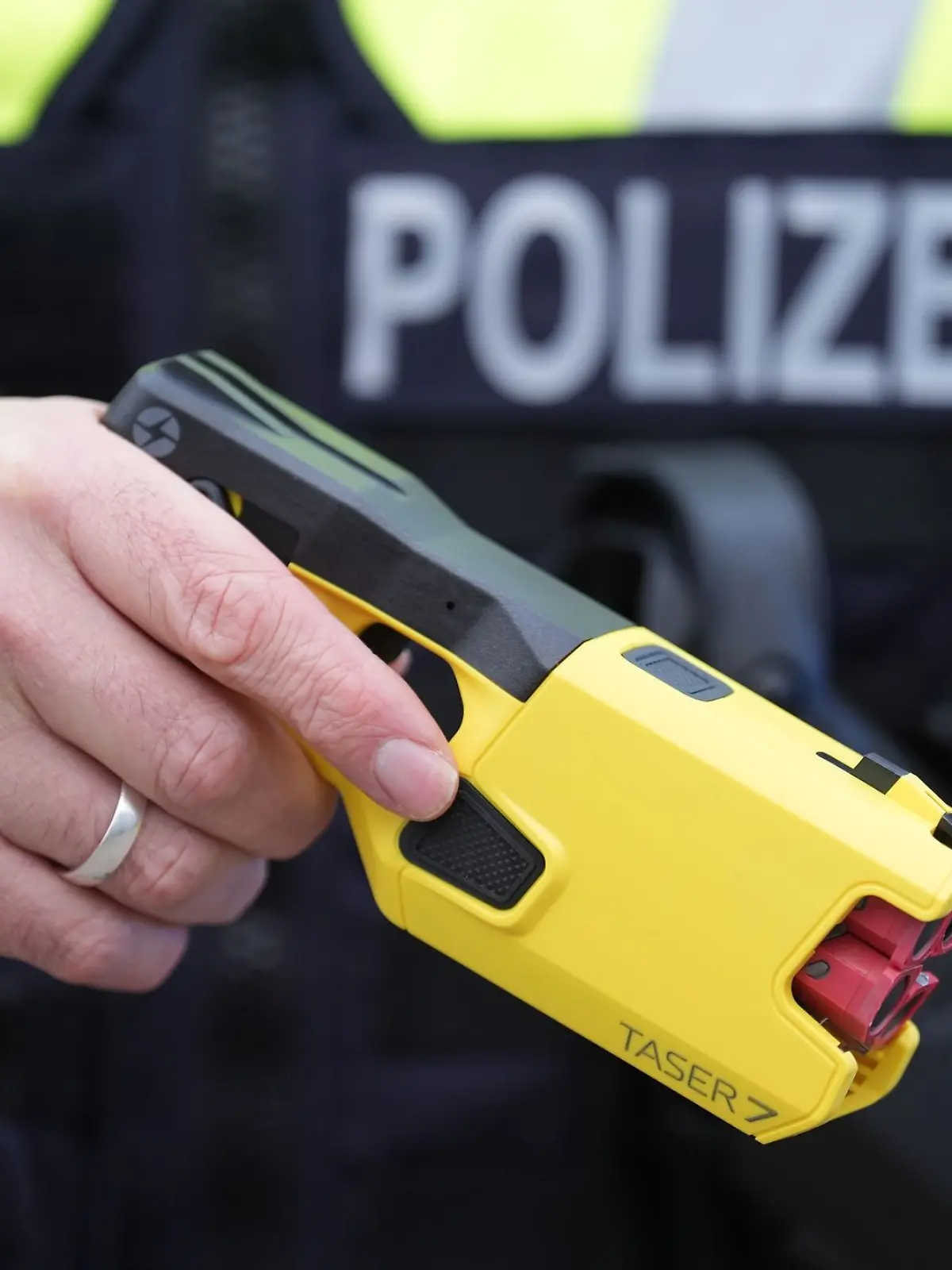 Bild zu: "Debatte um Taser in NRW"