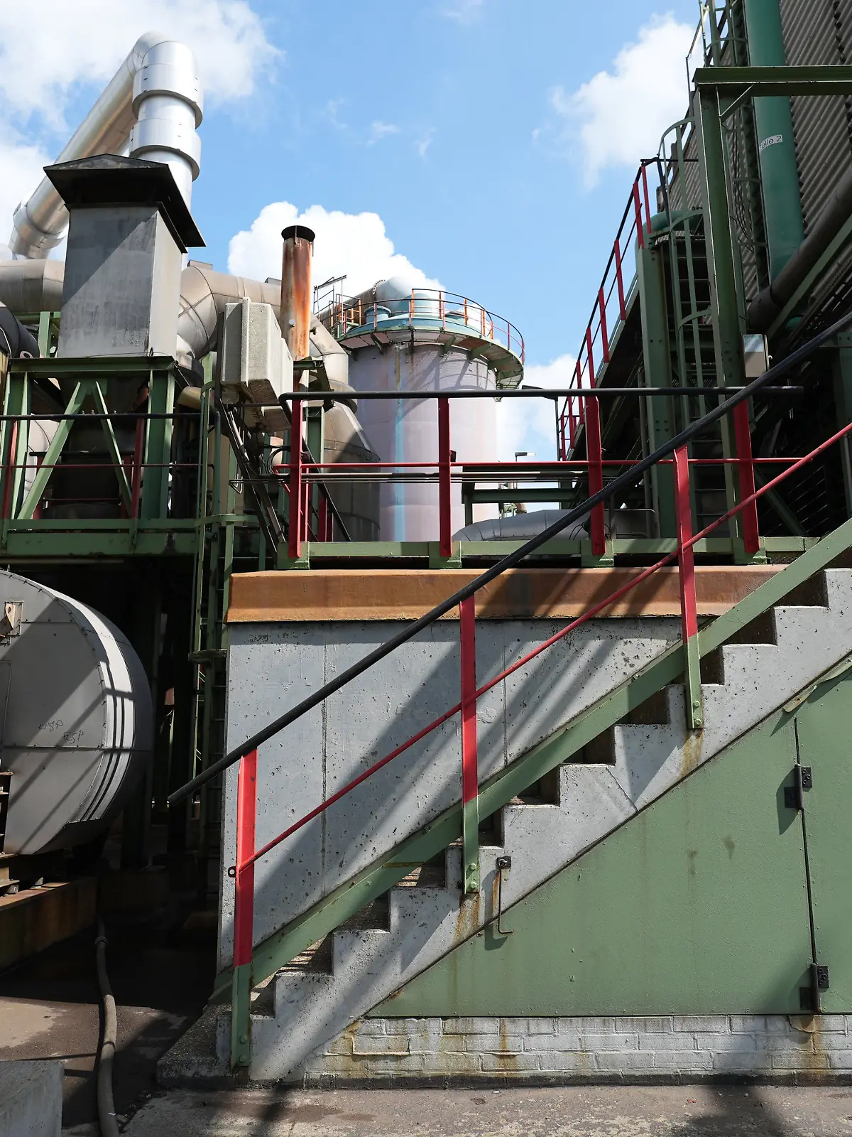 PRODUKTION - 16.07.2025, Hamburg: Blick auf eine Anlage bei der Aurubis AG. (zu dpa: «Staplerfahrer bei Aurubis stirbt bei Brand») Foto: Marcus Brandt/dpa +++ dpa-Bildfunk +++