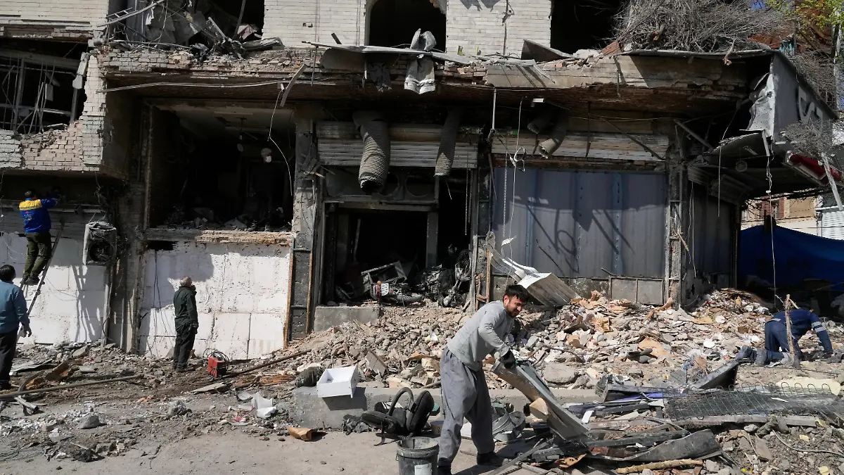 Arbeiter entfernen Trümmer von einem Gebäude gegenüber einer Polizeieinrichtung, die während der amerikanisch-israelischen Militäraktion getroffen wurde. +++ dpa-Bildfunk +++