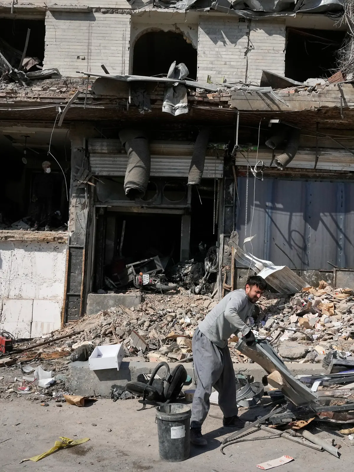 Arbeiter entfernen Trümmer von einem Gebäude gegenüber einer Polizeieinrichtung, die während der amerikanisch-israelischen Militäraktion getroffen wurde. +++ dpa-Bildfunk +++