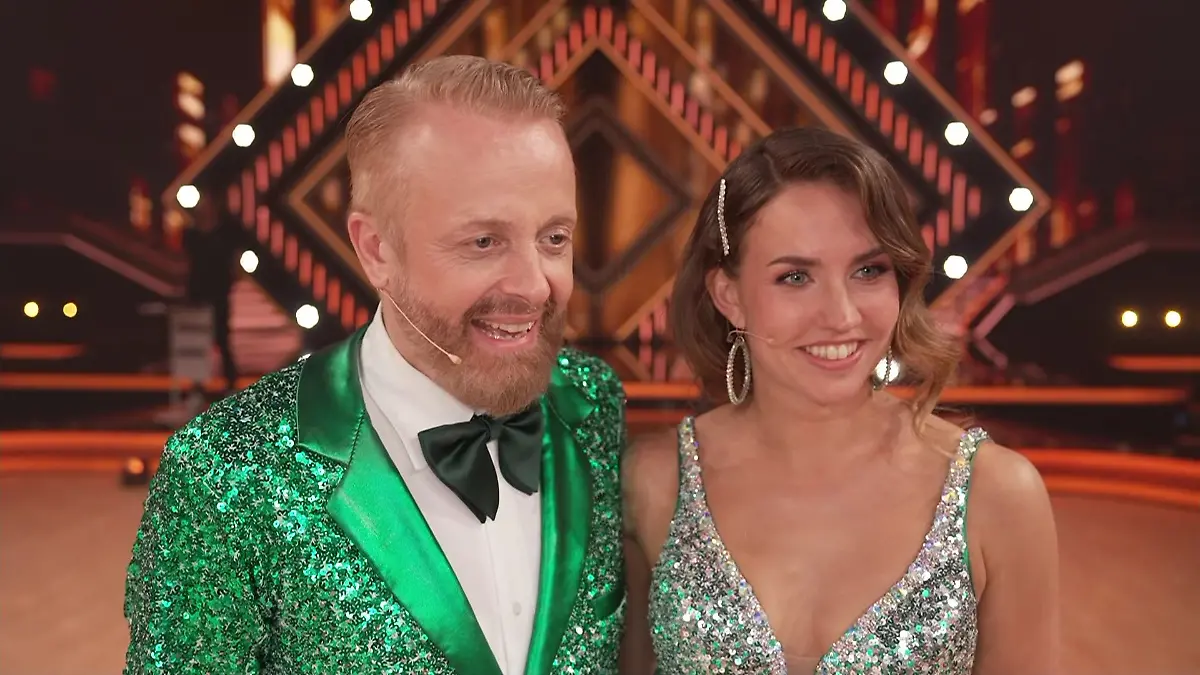 Ross Antony und Mariia Maksina freuen sich über ihre Top-Bewertung.