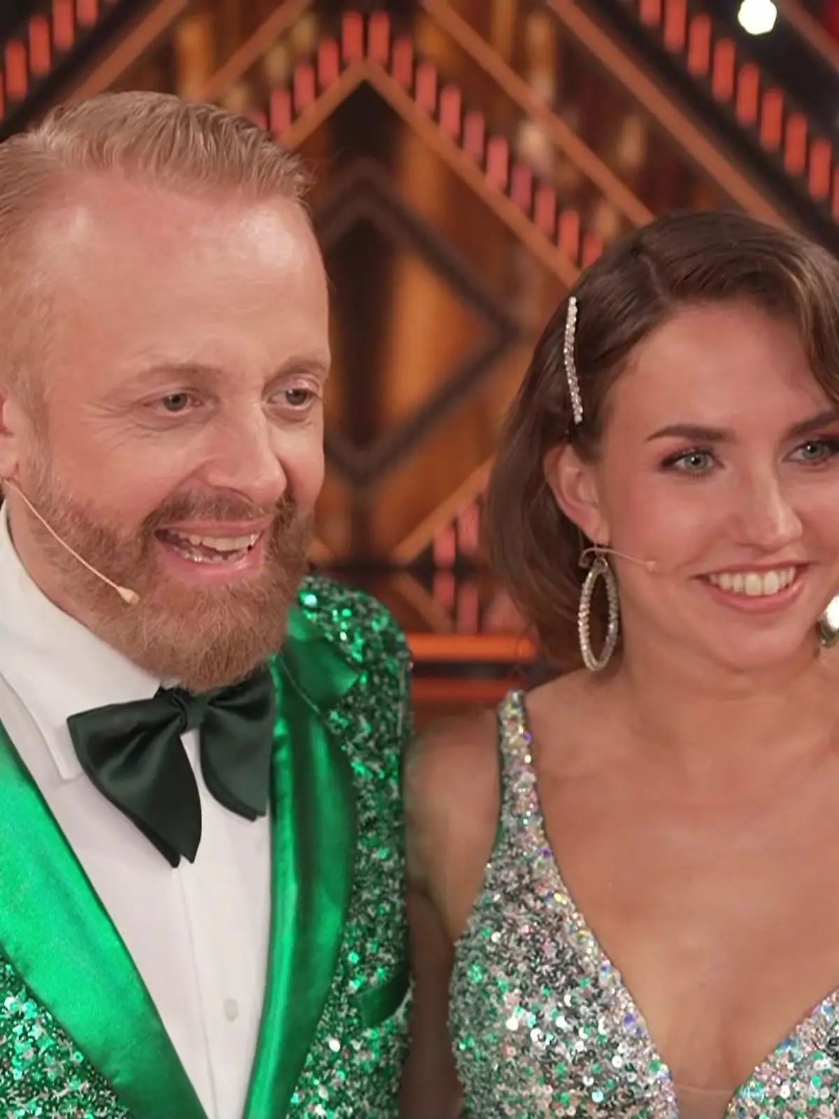 Ross Antony und Mariia Maksina freuen sich über ihre Top-Bewertung.