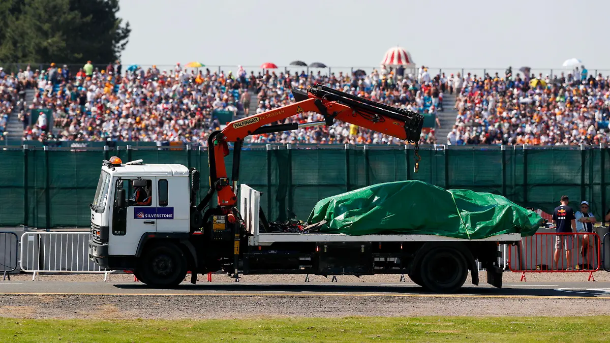 Formula 1 2021: British GP SILVERSTONE CIRCUIT, UNITED KINGDOM - JULY 18: The car of Max Verstappen, Red Bull Racing RB16B, is returned to the garage on a truck under a tarpaulin during the British GP at Silverstone Circuit on Sunday July 18, 2021 in Northamptonshire, United Kingdom. Photo by Charles Coates / LAT Images Images PUBLICATIONxINxGERxSUIxAUTxHUNxONLY GP2110_133434_N3I0513