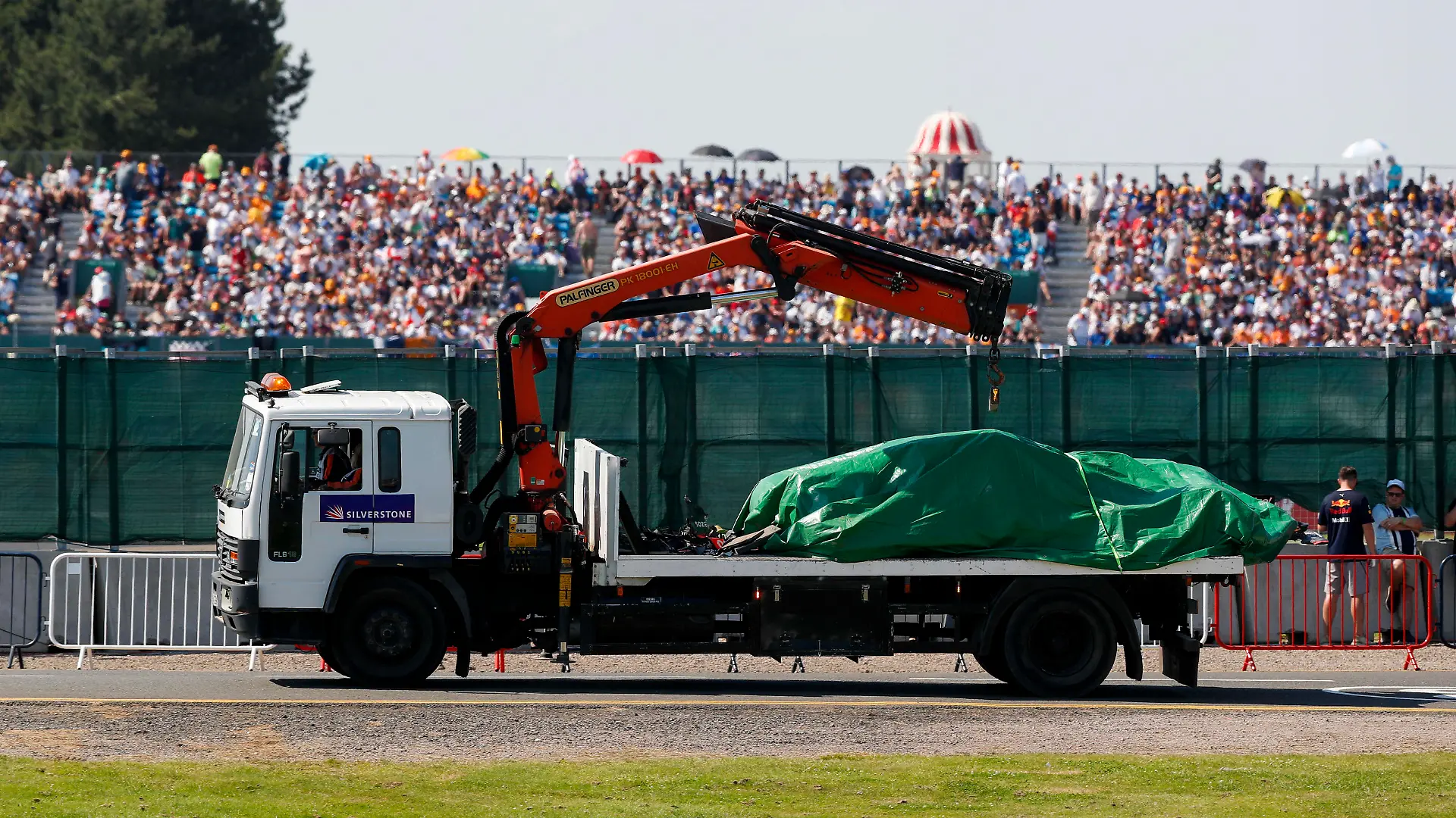 Formula 1 2021: British GP SILVERSTONE CIRCUIT, UNITED KINGDOM - JULY 18: The car of Max Verstappen, Red Bull Racing RB16B, is returned to the garage on a truck under a tarpaulin during the British GP at Silverstone Circuit on Sunday July 18, 2021 in Northamptonshire, United Kingdom. Photo by Charles Coates / LAT Images Images PUBLICATIONxINxGERxSUIxAUTxHUNxONLY GP2110_133434_N3I0513