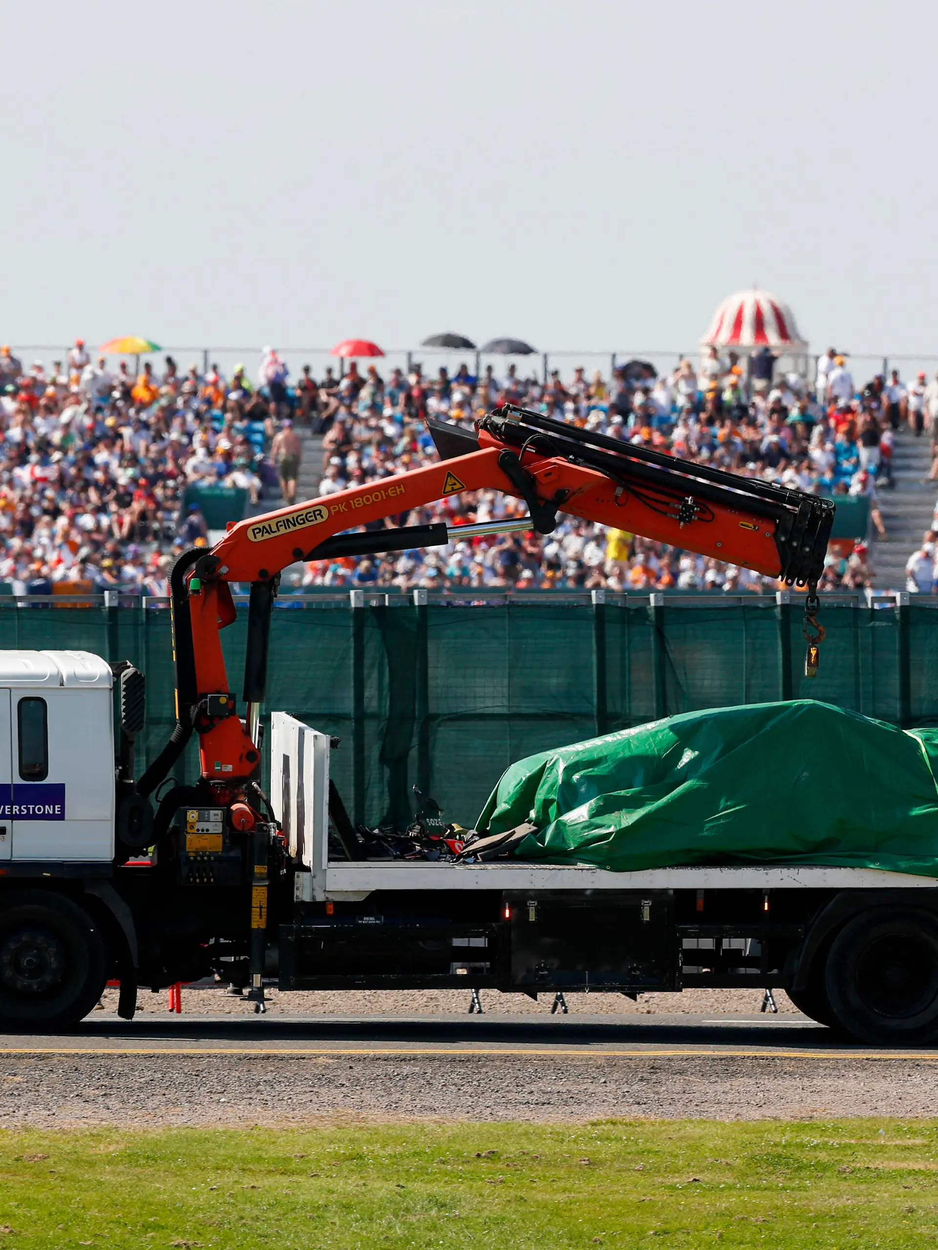  Formula 1 2021: British GP SILVERSTONE CIRCUIT, UNITED KINGDOM - JULY 18: The car of Max Verstappen, Red Bull Racing RB16B, is returned to the garage on a truck under a tarpaulin during the British GP at Silverstone Circuit on Sunday July 18, 2021 in Northamptonshire, United Kingdom. Photo by Charles Coates / LAT Images Images PUBLICATIONxINxGERxSUIxAUTxHUNxONLY GP2110_133434_N3I0513