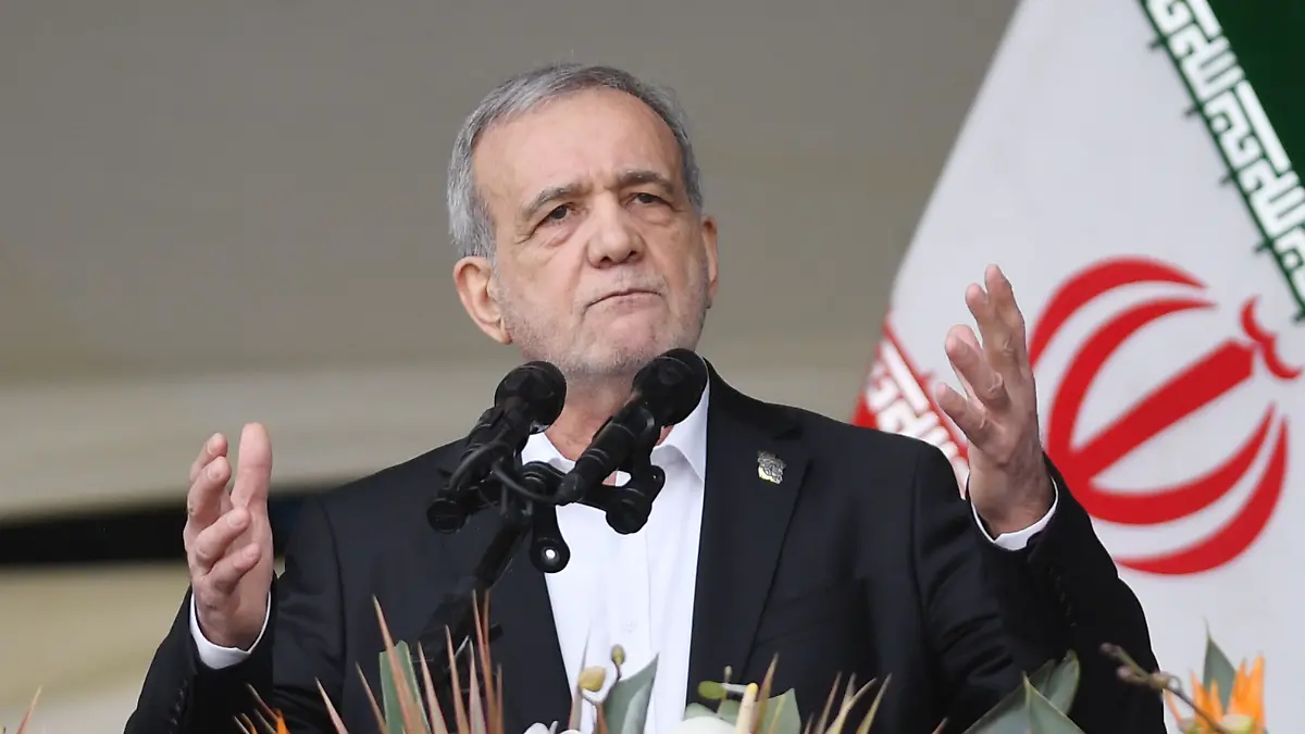 Dieses Archivfoto zeigt den iranischen Präsidenten Massud Peseschkian bei einer Rede in Teheran, Iran, am 11. Februar 2026. (zu dpa: «Hardliner attackieren Irans Präsident nach Entschuldigung») +++ dpa-Bildfunk +++