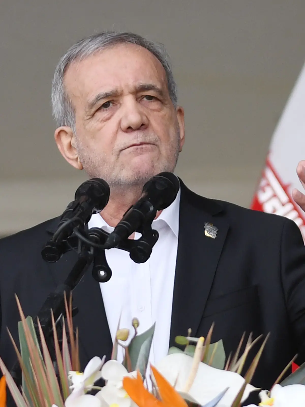 Dieses Archivfoto zeigt den iranischen Präsidenten Massud Peseschkian bei einer Rede in Teheran, Iran, am 11. Februar 2026. (zu dpa: «Hardliner attackieren Irans Präsident nach Entschuldigung») +++ dpa-Bildfunk +++