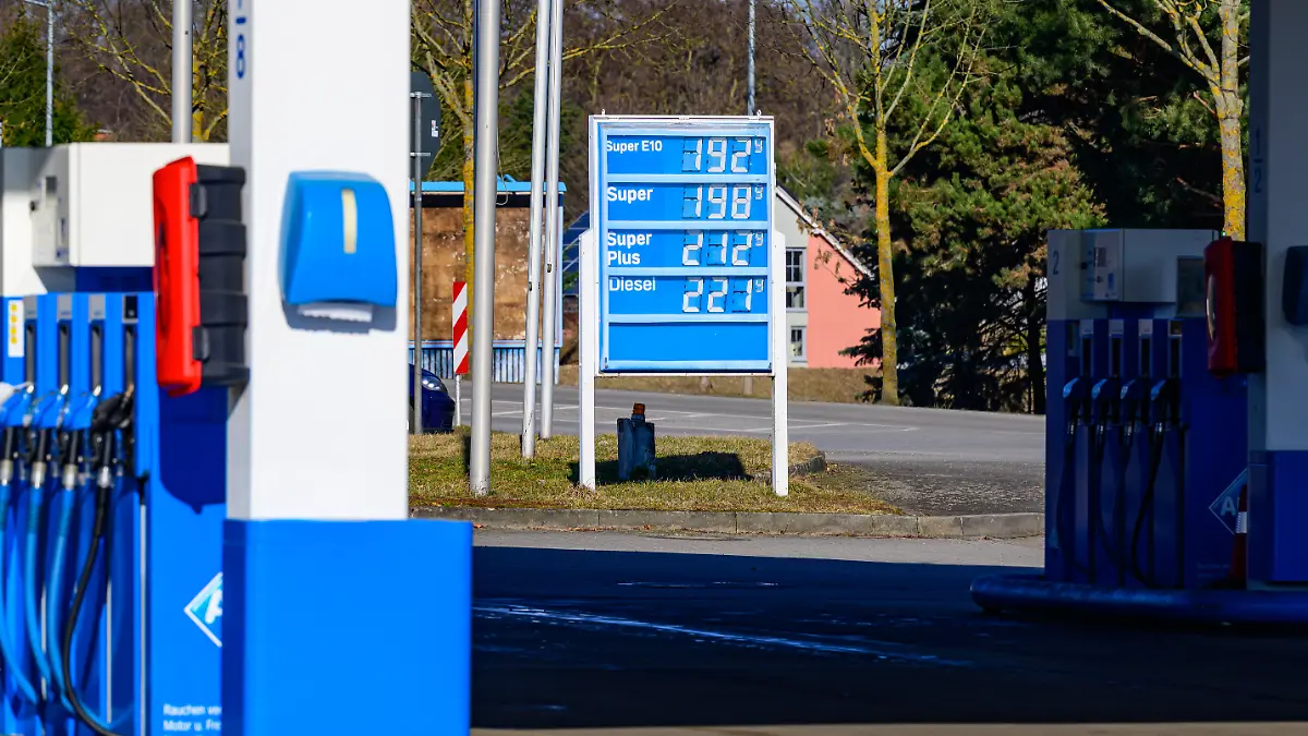 Hohe Spritpreise sind an einer Anzeige an einer leeren Tankstelle in Frankfurt (Oder) zu lesen. Der Iran-Krieg hat mit steigenden Energiepreisen einen Tank-Ansturm in der polnischen Grenzregion ausgelöst. Wegen des Preisunterschieds bei Sprit komme es teilweise zu langen Schlangen an polnischen Tankstellen.