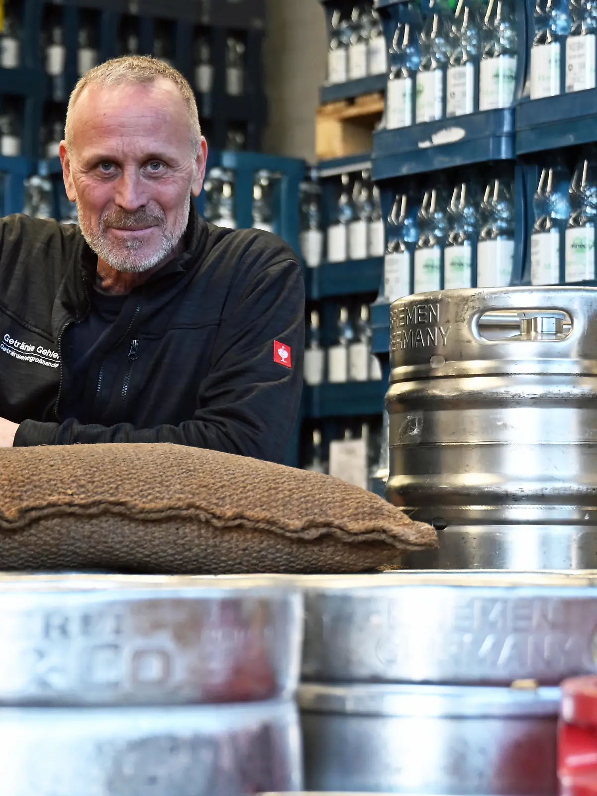 Oliver Intemann lächelt bei einem Interview-Termin mit der dpa. Intemann hat einst fast 1,8 Millionen Mark im Lotto gewonnen. Heute arbeitet er im Getränkemarkt. (zu dpa: «Lottogewinn, Absturz, Neustart - Das bewegte Leben eines Ex-Millionärs») +++ dpa-Bildfunk +++