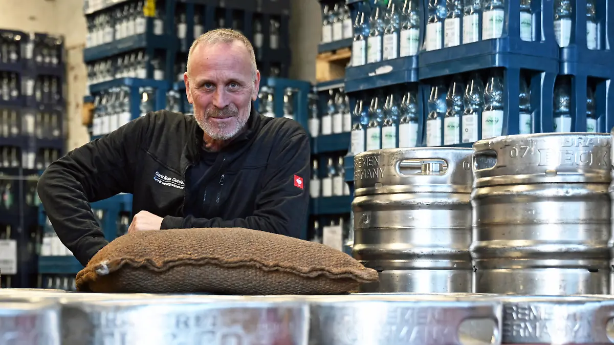 Oliver Intemann lächelt bei einem Interview-Termin mit der dpa. Intemann hat einst fast 1,8 Millionen Mark im Lotto gewonnen. Heute arbeitet er im Getränkemarkt. (zu dpa: «Lottogewinn, Absturz, Neustart - Das bewegte Leben eines Ex-Millionärs») +++ dpa-Bildfunk +++