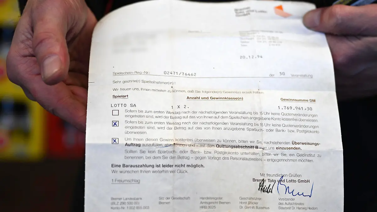 Oliver Intemann zeigt seinen Lottoschein von 1994. Intemann hat einst fast 1,8 Millionen Mark im Lotto gewonnen. Heute arbeitet er im Getränkemarkt. (zu dpa: «Lottogewinn, Absturz, Neustart - Das bewegte Leben eines Ex-Millionärs») +++ dpa-Bildfunk +++