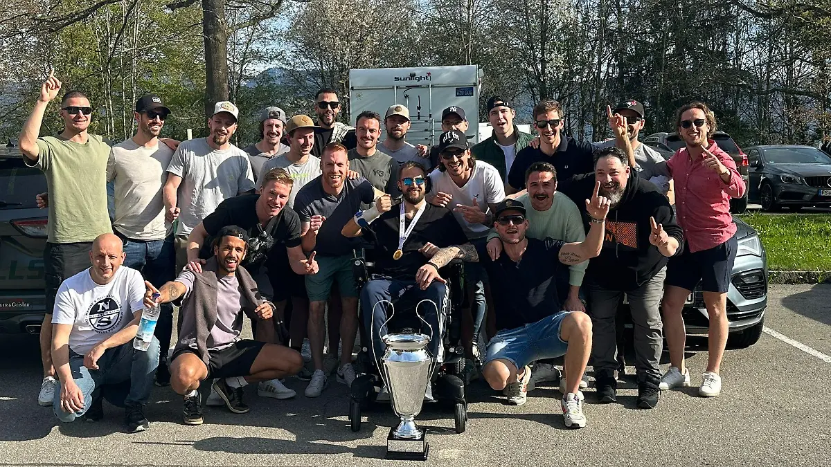 Die Spieler von Starbulls Rosenheim besuchten Mike Glemser in der Klinik - und nahmen den Pokal für die Meisterschaft mit.