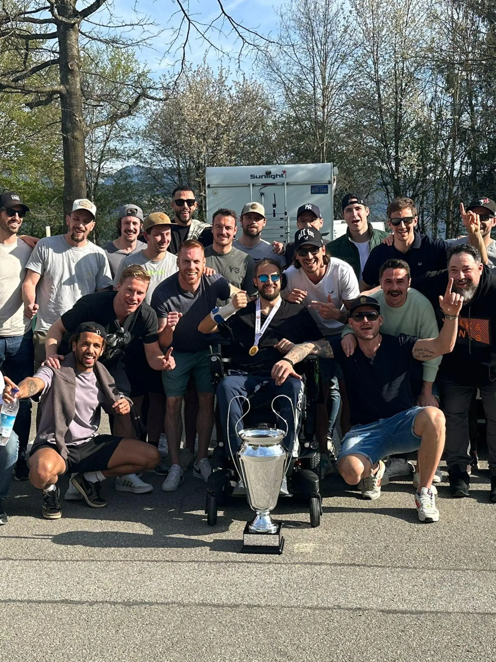 Die Spieler von Starbulls Rosenheim besuchten Mike Glemser in der Klinik - und nahmen den Pokal für die Meisterschaft mit.