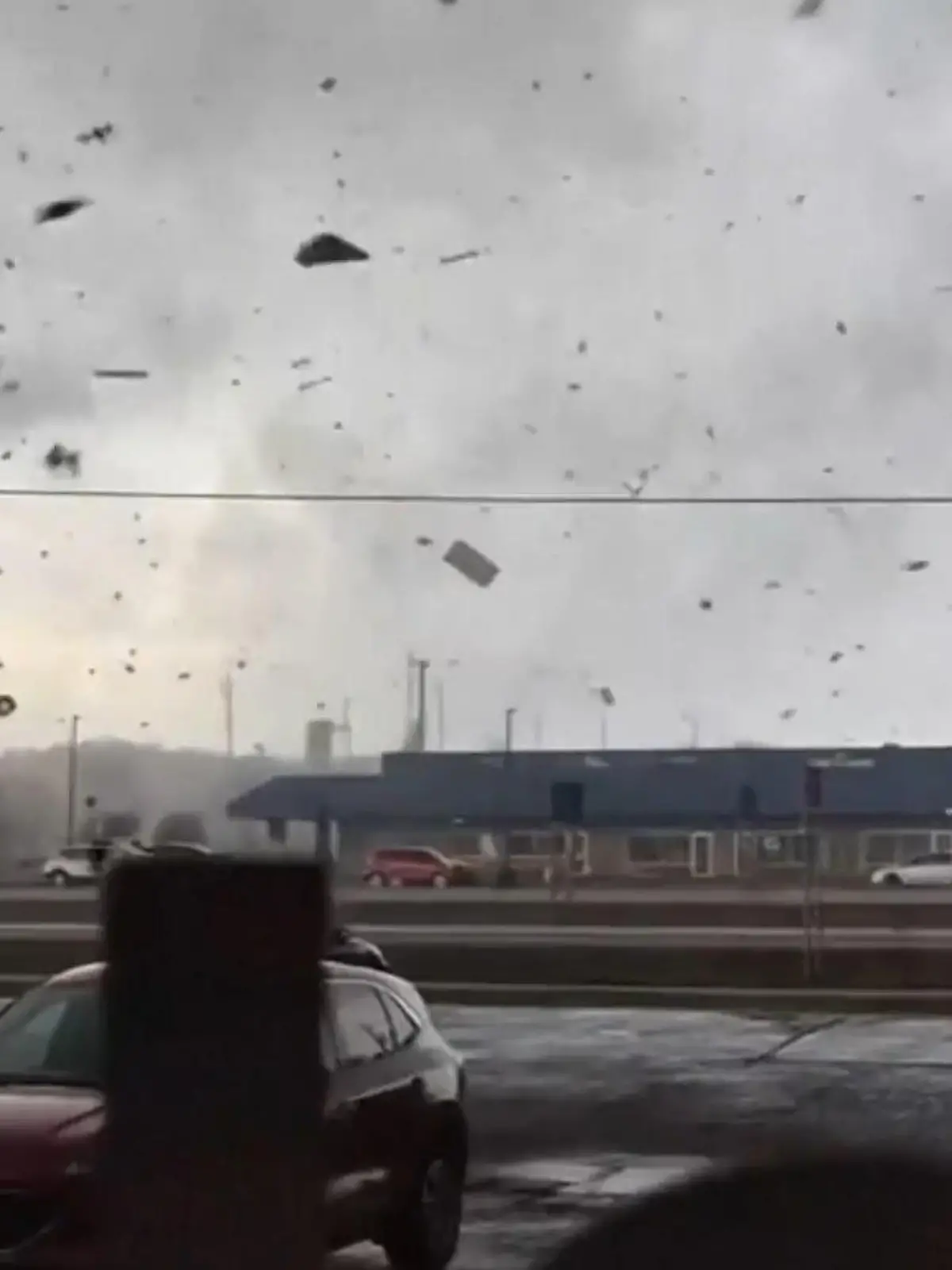 Bild zu: "Tornado wütet in den USA – Dächer fliegen von Häusern!"