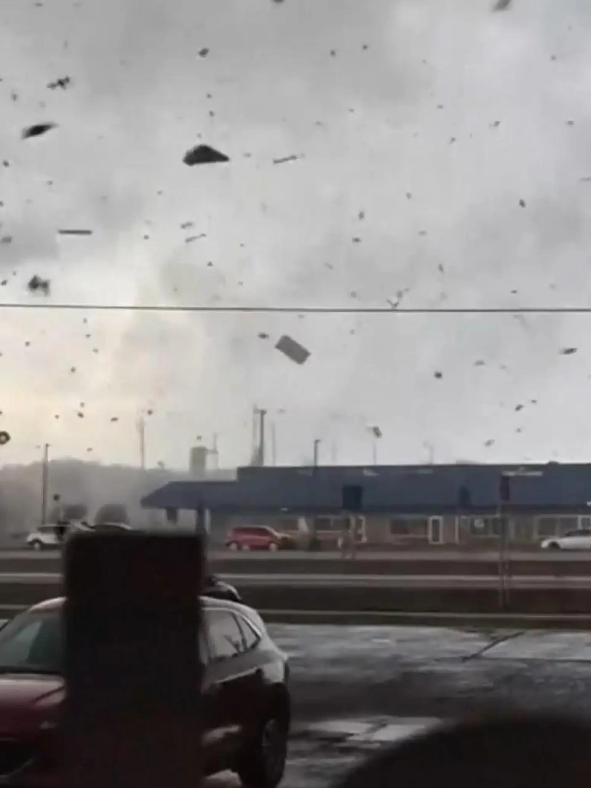 Bild zu: "Tornado wütet in den USA – Dächer fliegen von Häusern!"