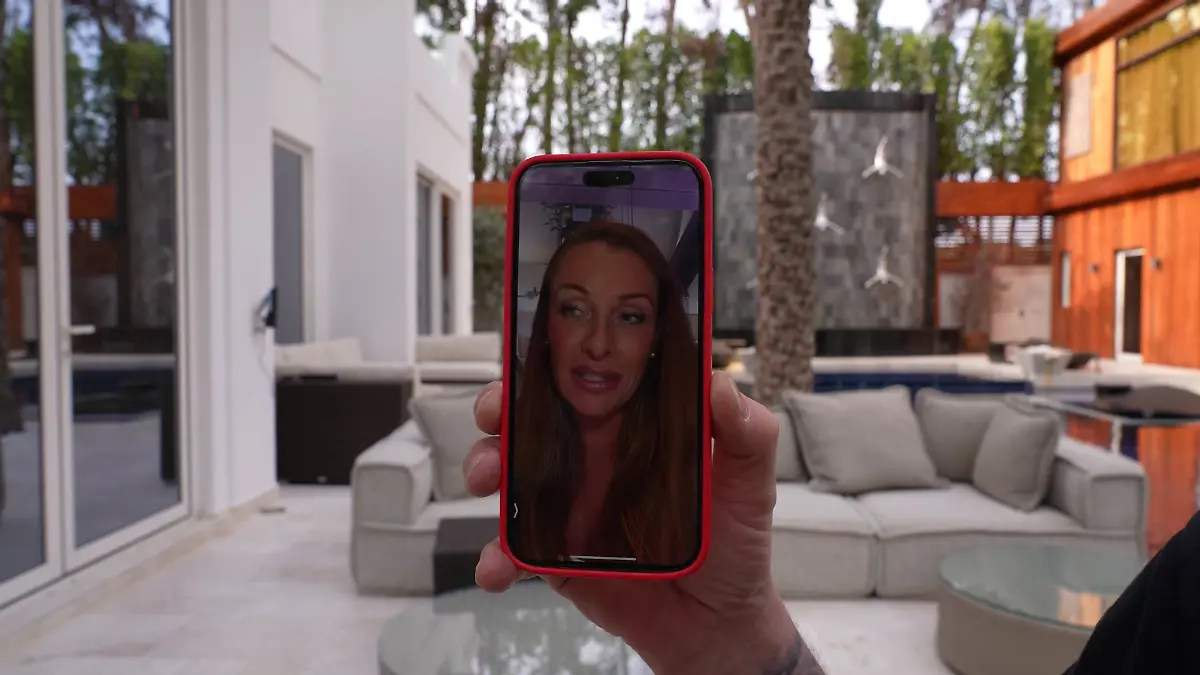 Georgina Fleur über FaceTime.