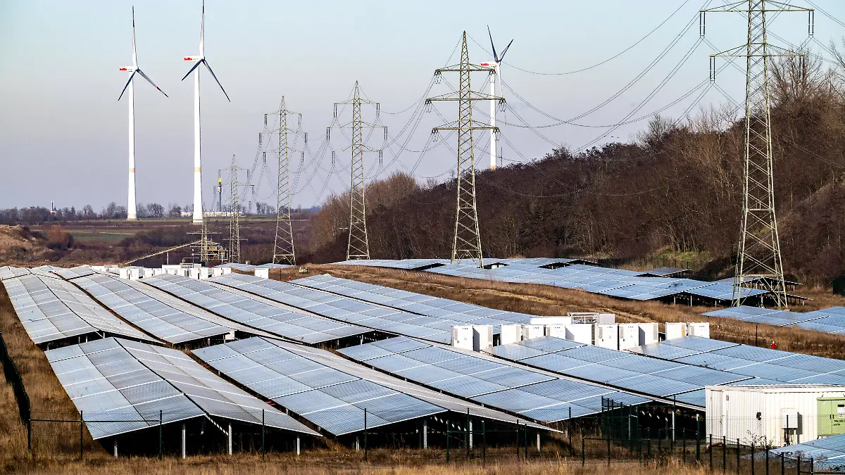 20 MW Peak Solarpark auf rekultivierte Tagebauflächen am Braunkohletagebau Garzweiler, Freiflächen Photovoltaikanlagen mit integriertem Energiespeicher, 13 MWh in Lithium-Ionen-Akkus, von RWE, Windpark, NRW, Deutschland PV Windkraft *** 20 MW peak solar park on recultivated opencast mining areas at the Garzweiler opencast lignite mine, ground-mounted photovoltaic systems with integrated energy storage, 13 MWh in lithium-ion batteries, by RWE, wind farm, NRW, Germany PV wind power