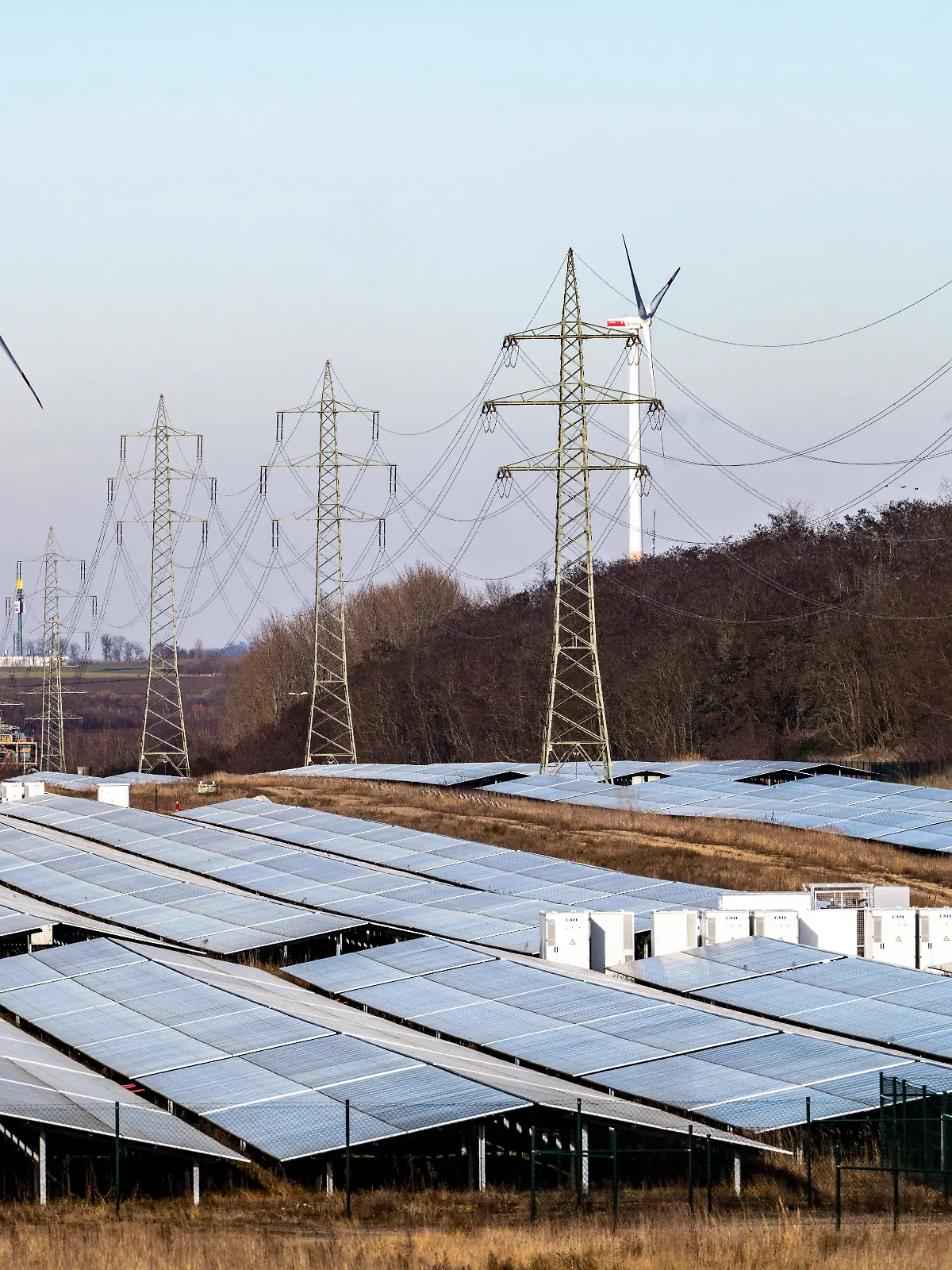 20 MW Peak Solarpark auf rekultivierte Tagebauflächen am Braunkohletagebau Garzweiler, Freiflächen Photovoltaikanlagen mit integriertem Energiespeicher, 13 MWh in Lithium-Ionen-Akkus, von RWE, Windpark, NRW, Deutschland PV Windkraft *** 20 MW peak solar park on recultivated opencast mining areas at the Garzweiler opencast lignite mine, ground-mounted photovoltaic systems with integrated energy storage, 13 MWh in lithium-ion batteries, by RWE, wind farm, NRW, Germany PV wind power