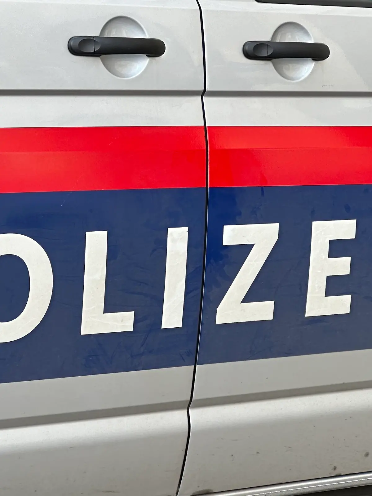 Der Schriftzug "Polizei" auf einem österreichischen Polizeiauto. (zu dpa: «Motorradfahrer prallt in Tirol gegen Baumstamm - schwer verletzt») +++ dpa-Bildfunk +++