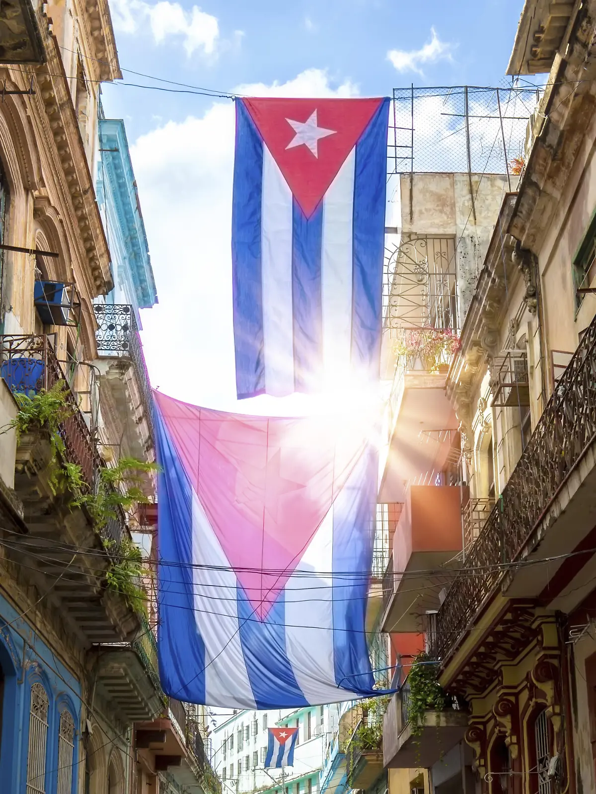 Malerische, farbenfrohe Straßen von Alt Havanna im historischen Zentrum von Havanna Vieja in der Nähe von Paseo El Prado und Capitolio
