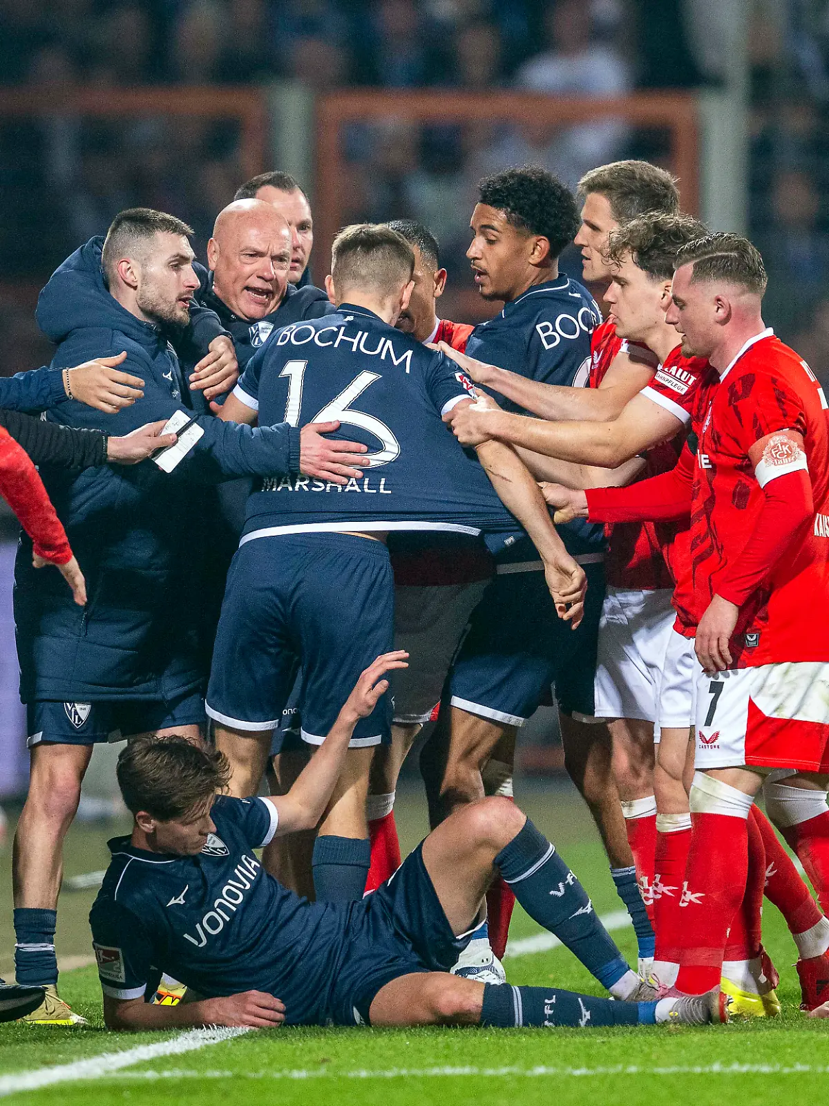 Fußball, Männer: 2. Bundesliga, VfL Bochum - 1. FC Kaiserslautern, 25. Spieltag, Vonovia Ruhrstadion, Spieler beider Mannschaften geraten aneinander. +++ dpa-Bildfunk +++