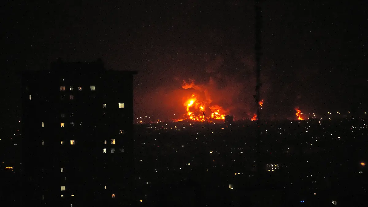 Flammen steigen aus einem Öllager südlich der Hauptstadt auf, als die Stadt während der amerikanisch-israelischen Militärkampagne getroffen wird. +++ dpa-Bildfunk +++