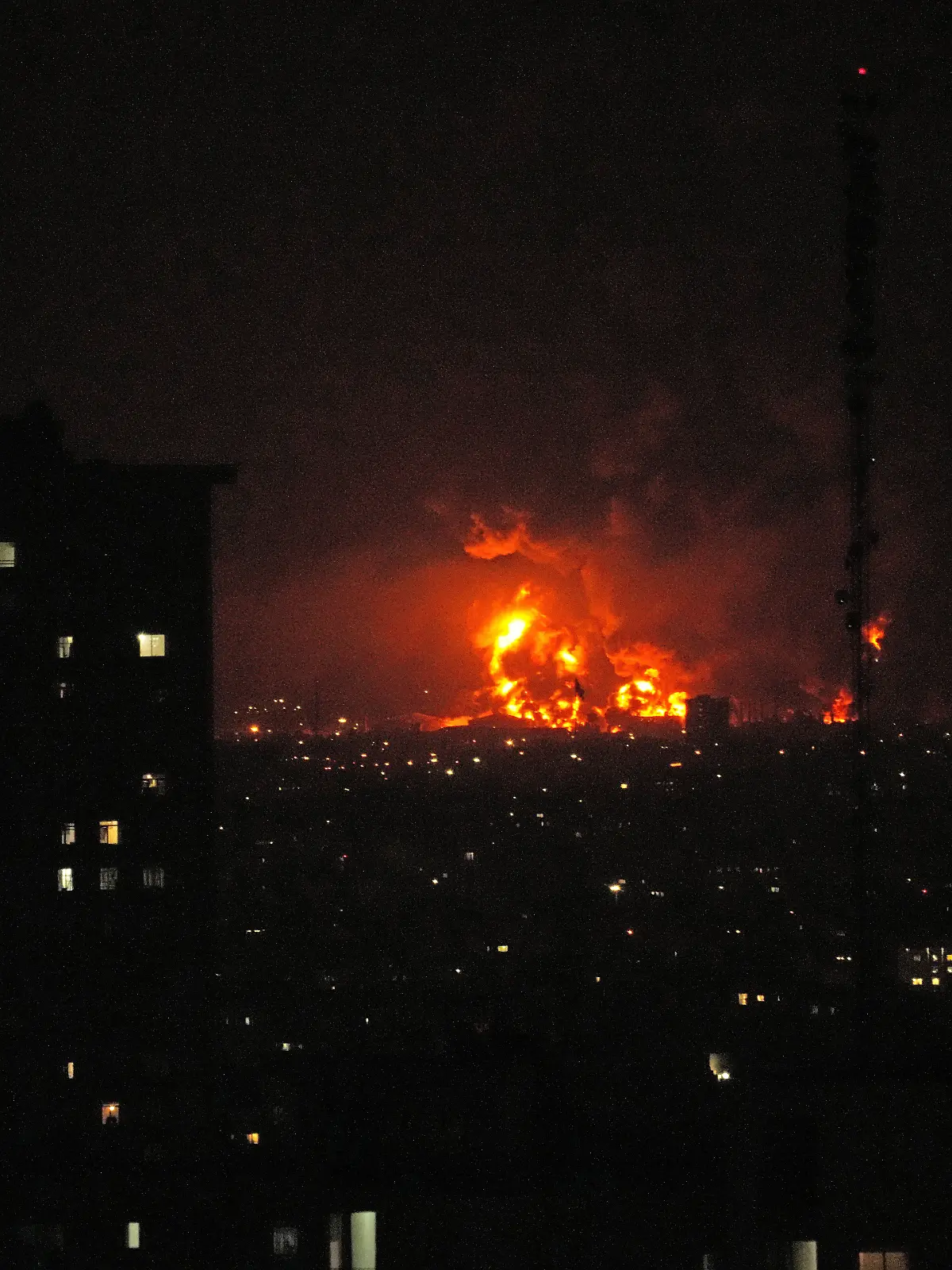 Flammen steigen aus einem Öllager südlich der Hauptstadt auf, als die Stadt während der amerikanisch-israelischen Militärkampagne getroffen wird. +++ dpa-Bildfunk +++