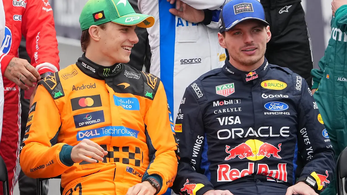 Oscar Piastri (l) hatte beim Gruppenfoto noch gut lachen.