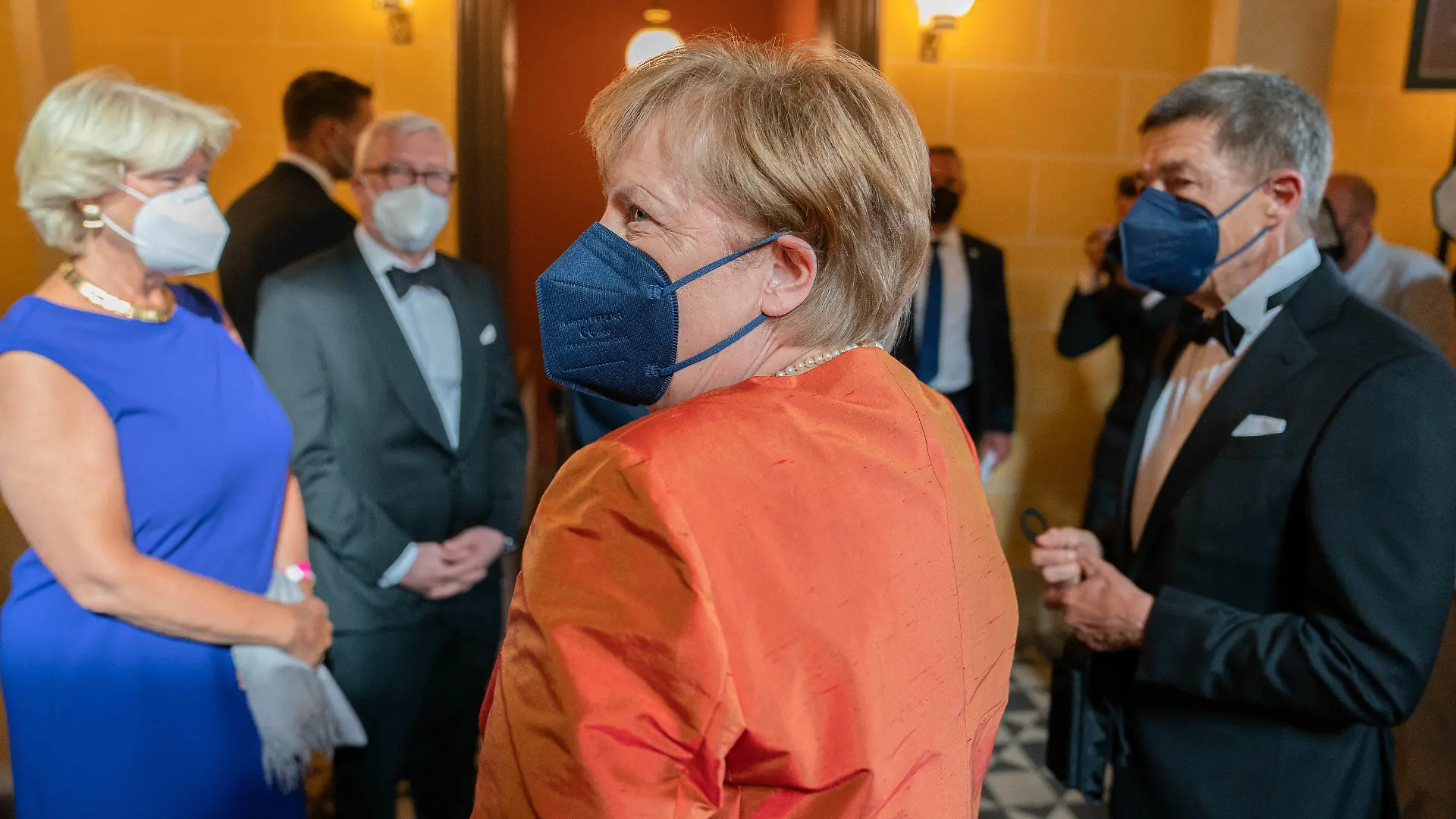 25.07.2021, Bayern, Bayreuth: Eröffnung der Richard-Wagner-Festspiele 2021 mit einer Neuinszenierung der Oper «Der fliegende Holländer». Bundeskanzlerin Angela Merkel (CDU, M) und ihr Mann Joachim Sauer treffen zu den Bayreuther Festspielen im Festspielhaus auf dem Grünen Hügel ein. Links steht Monika Grütters (CDU), Beauftragte der Bundesregierung für Kultur und Medien. Foto: Nicolas Armer/dpa +++ dpa-Bildfunk +++
