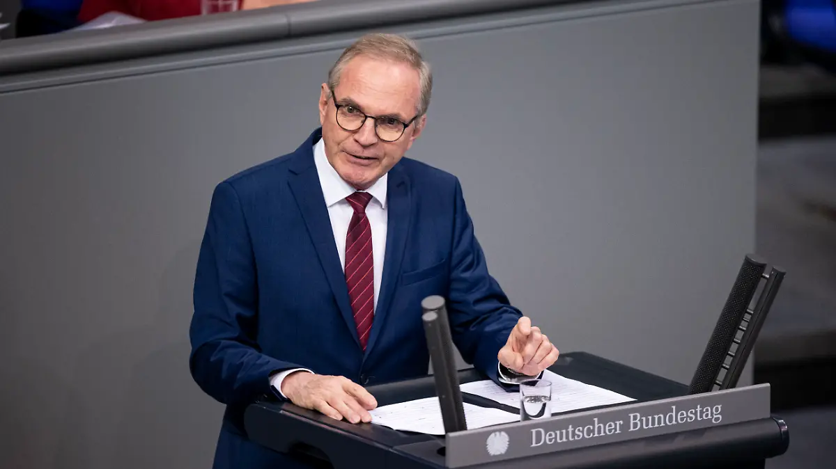 Hartmut Ebbing (FDP), Mitglied des Deutschen Bundestags, spricht zum Tagesordnungspunkt „Entschädigung der Erbengemeinschaft Hohenzollern”. Die Themen der 140. Sitzung sind unter anderem Abstimmung über neue Organspende-Regeln und Entschädigungen der Erbgemeinscahft Hohenzollern.