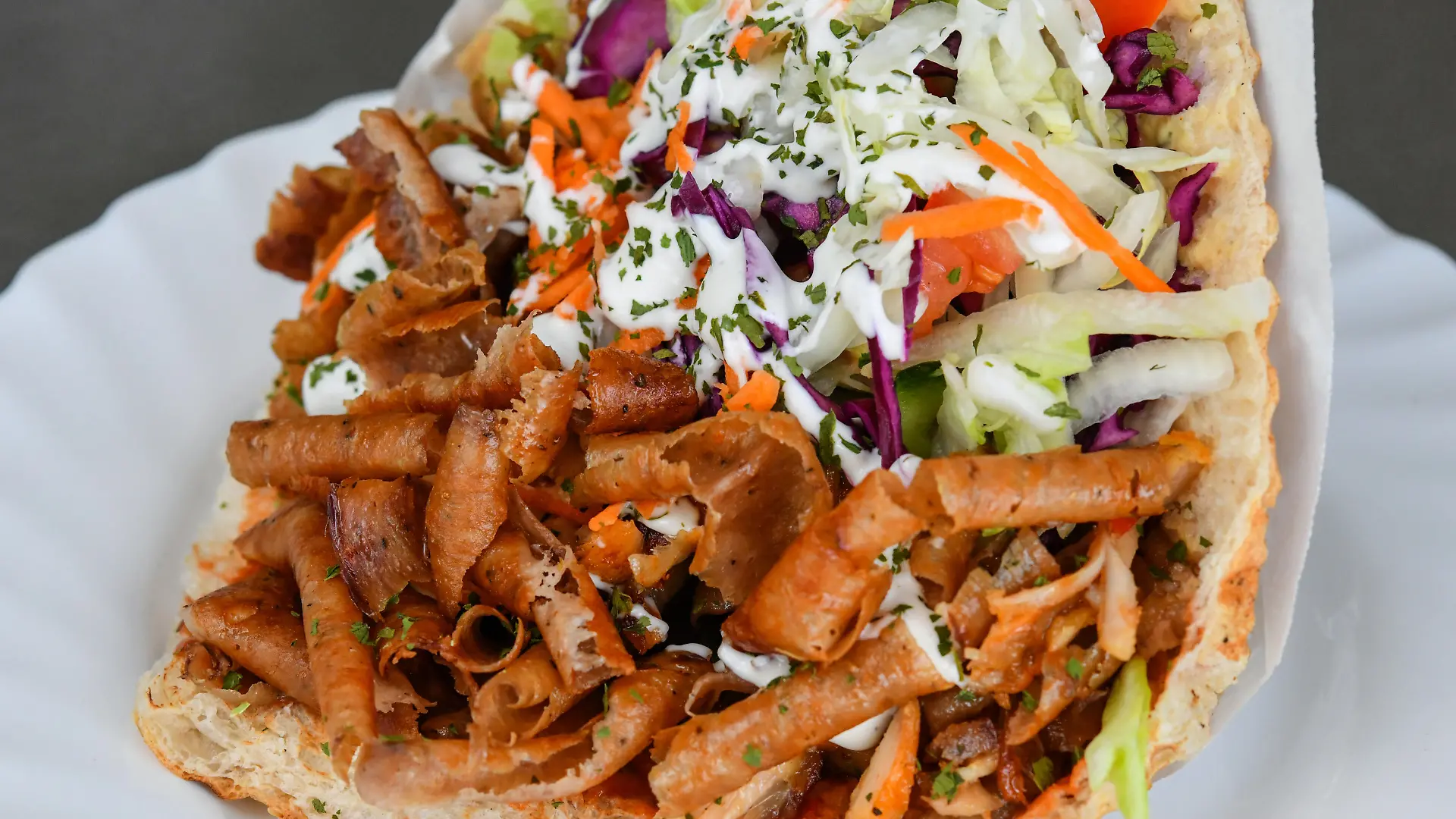 ILLUSTRATION - 19.02.2018, ---: Ein Döner Kebab angerichtet auf einem Teller. (zu dpa: «Mehr Döner bestellt - trotz höherer Preise») Foto: Patrick Pleul/dpa-Zentralbild/dpa +++ dpa-Bildfunk +++