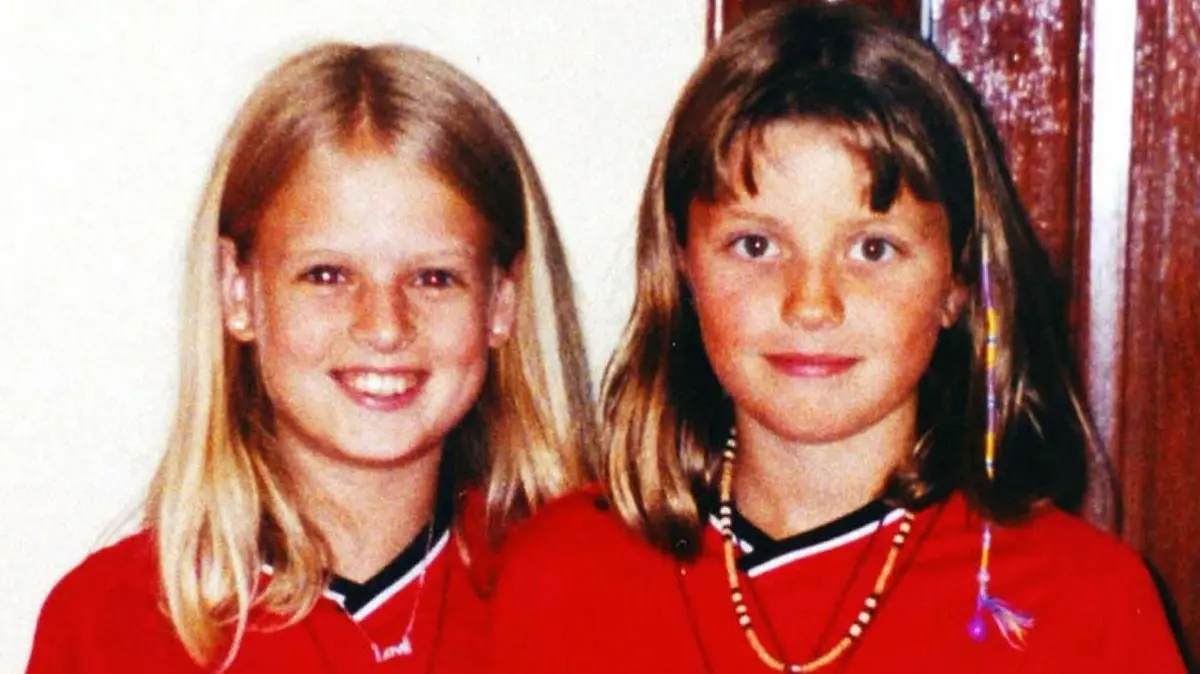Ein Polizeifoto aus dem August 2002 von Holly Wells (links) und ihrer besten Freundin Jessica Chapman, die beide von Ian Huntley ermordet wurden.