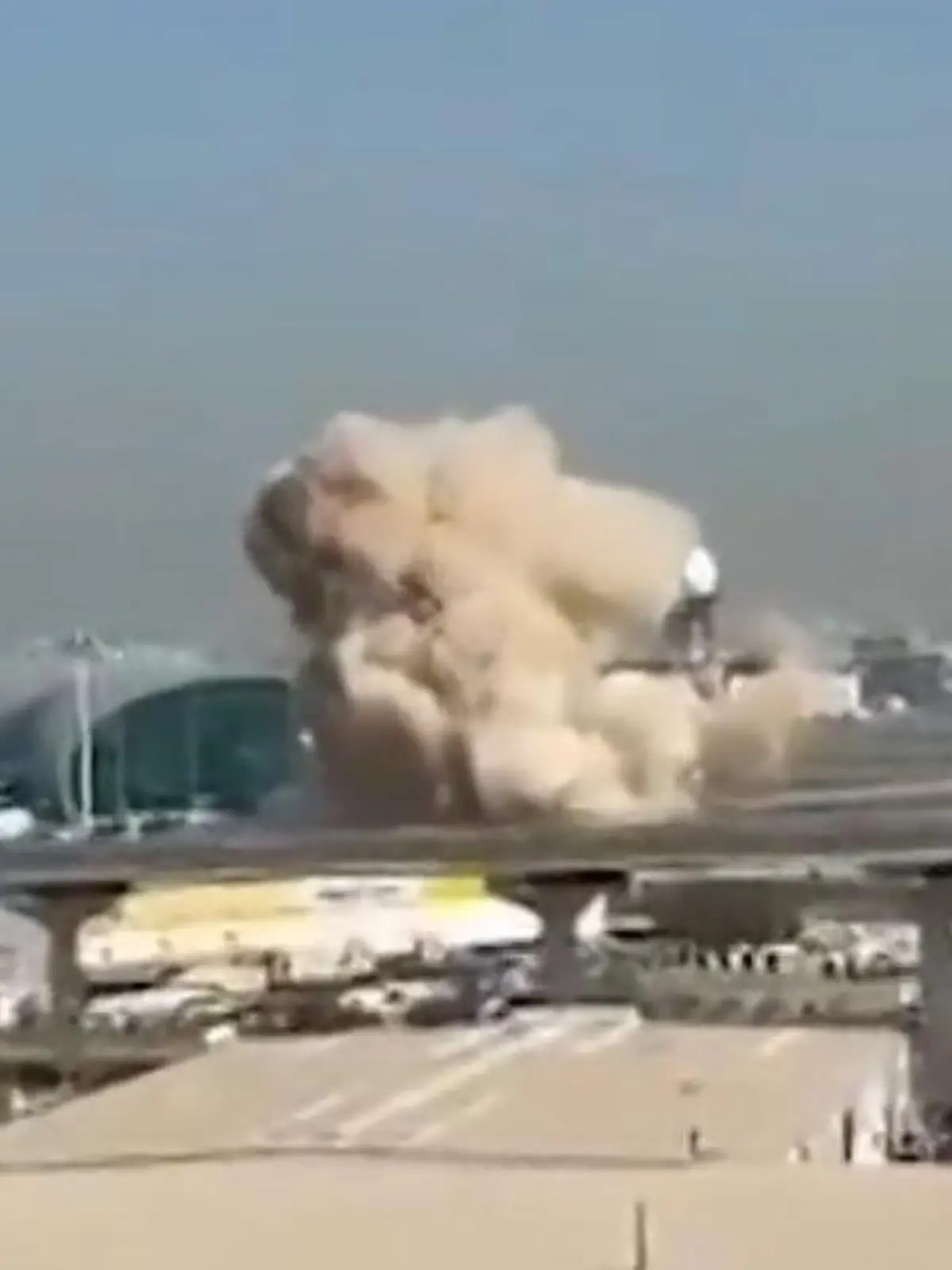 Bild zu: "Explosion am Flughafen in Dubai – deutsche Touristen stecken fest"