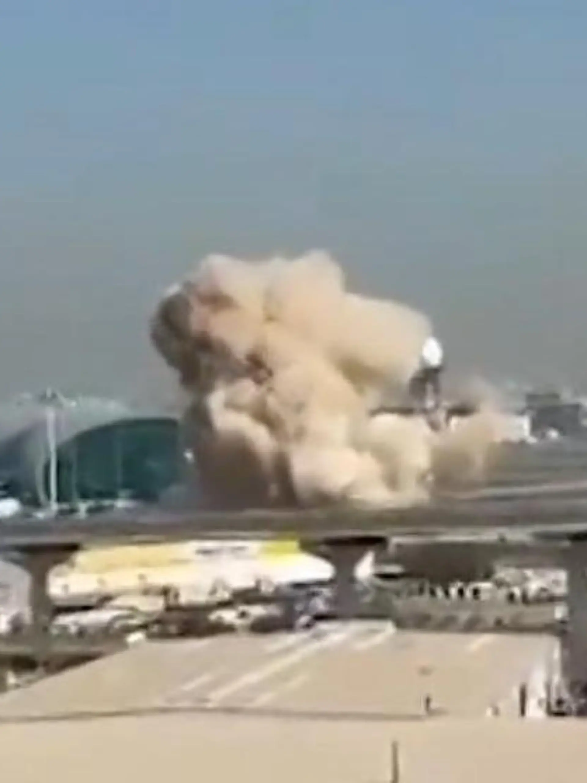 Bild zu: "Explosion am Flughafen in Dubai – deutsche Touristen stecken fest"