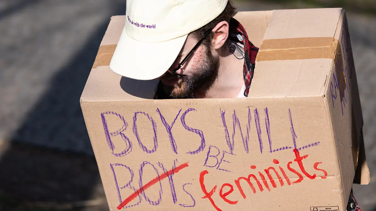 ARCHIV - 08.03.2025, Berlin: Ein Teilnehmer der Demonstration trägt einen Karton mit der Aufschrift «Boys will be feminists». (zu dpa: «Antifeminismus in Deutschland - «Müssen jetzt wütend sein»») Foto: Hannes P Albert/dpa +++ dpa-Bildfunk +++