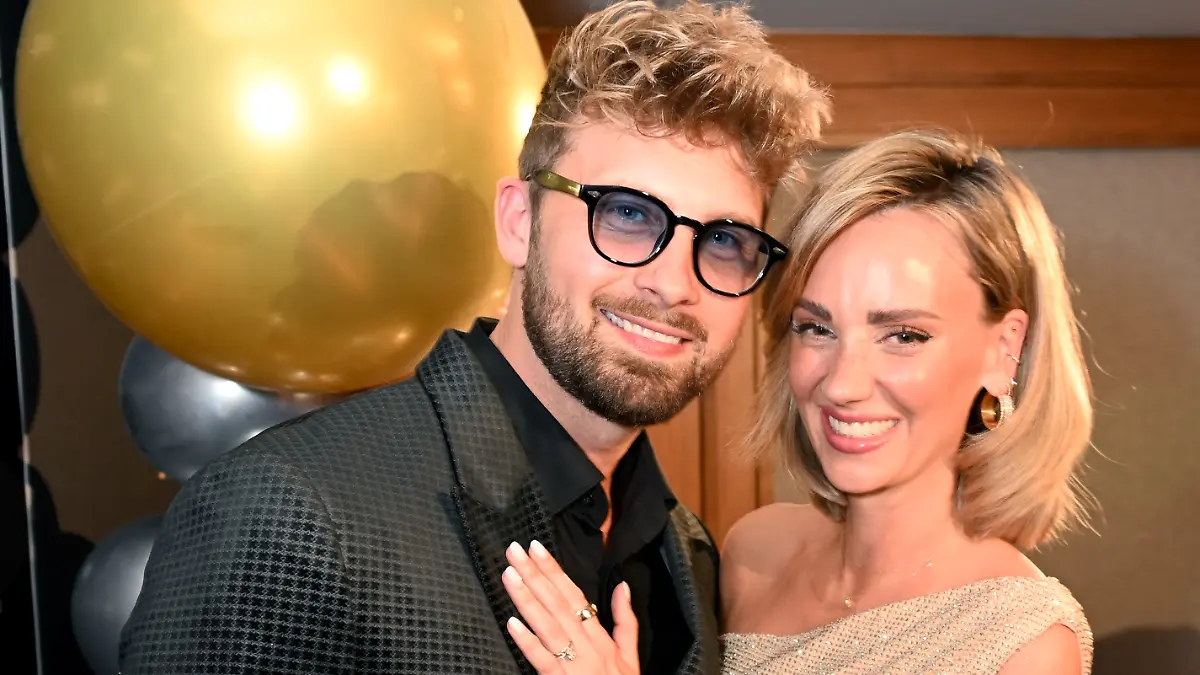 Dominik Stuckmann und Anna Rossow posieren auf dem roten Teppich. 