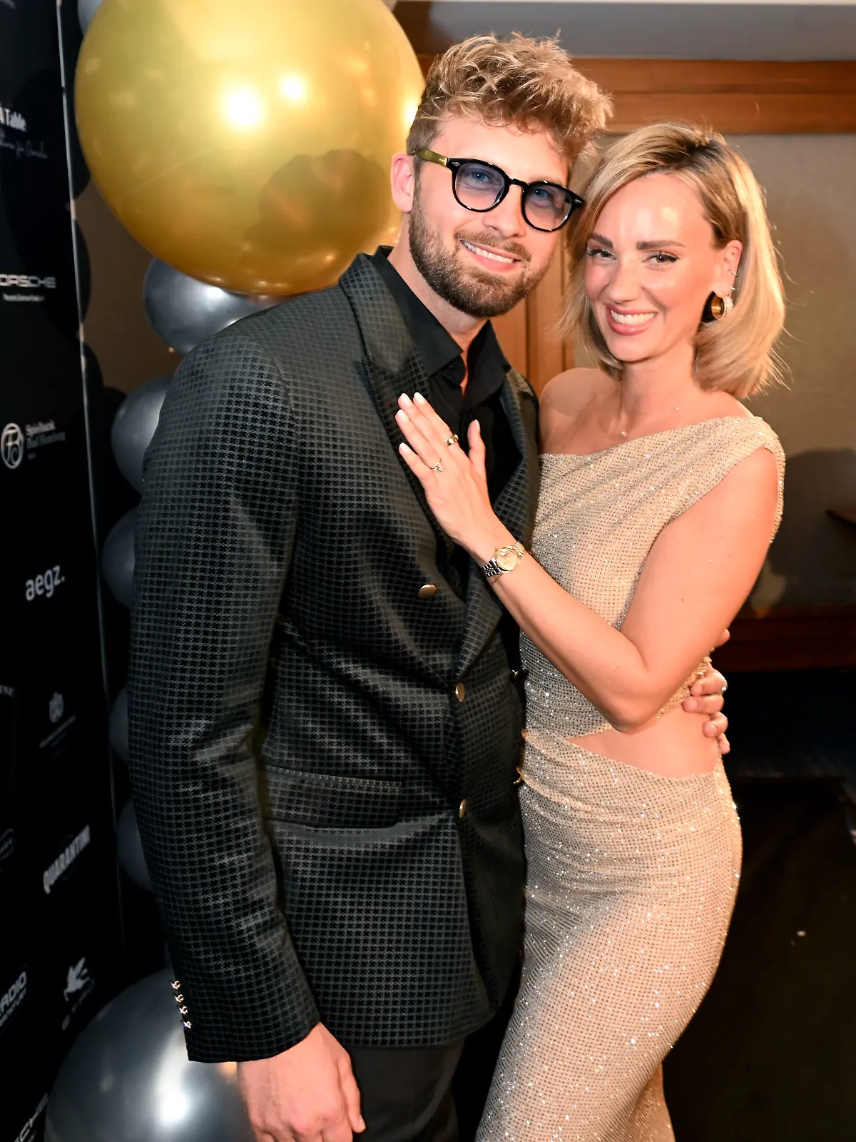 Dominik Stuckmann und Anna Rossow posieren auf dem roten Teppich. 