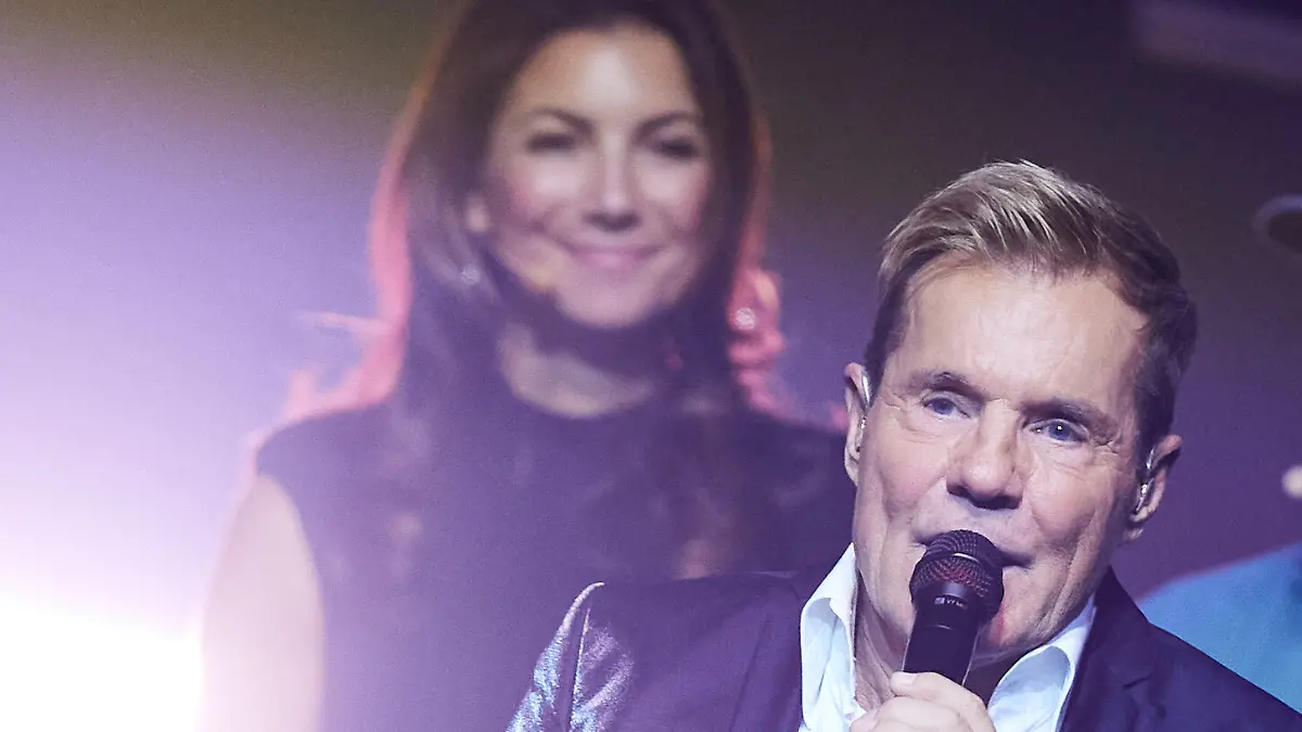 Der Musiker und Musikproduzent Dieter Bohlen steht mit Freundin Carina Walz bei einem Konzert zu Bohlens 70. Geburtstag im Theater am Potsdamer Platz auf der Bühne.