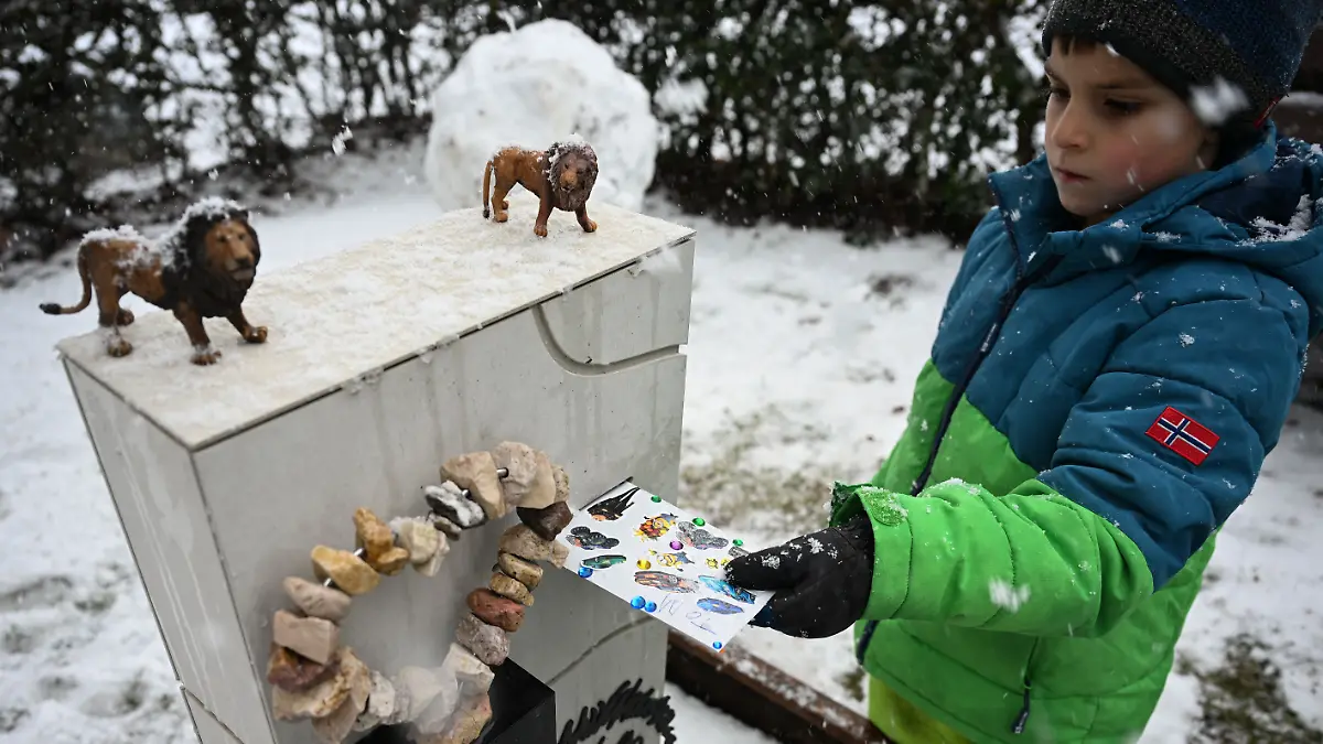 Tom wirft einen Brief für seinen Vater in den Briefschlitz an seinem Grabstein. Der Familienvater starb 2023 an Krebs. Auf seinem Grab steht ein Grabstein mit Briefschlitz, in den die Familie Briefe einwerfen kann. +++ dpa-Bildfunk +++