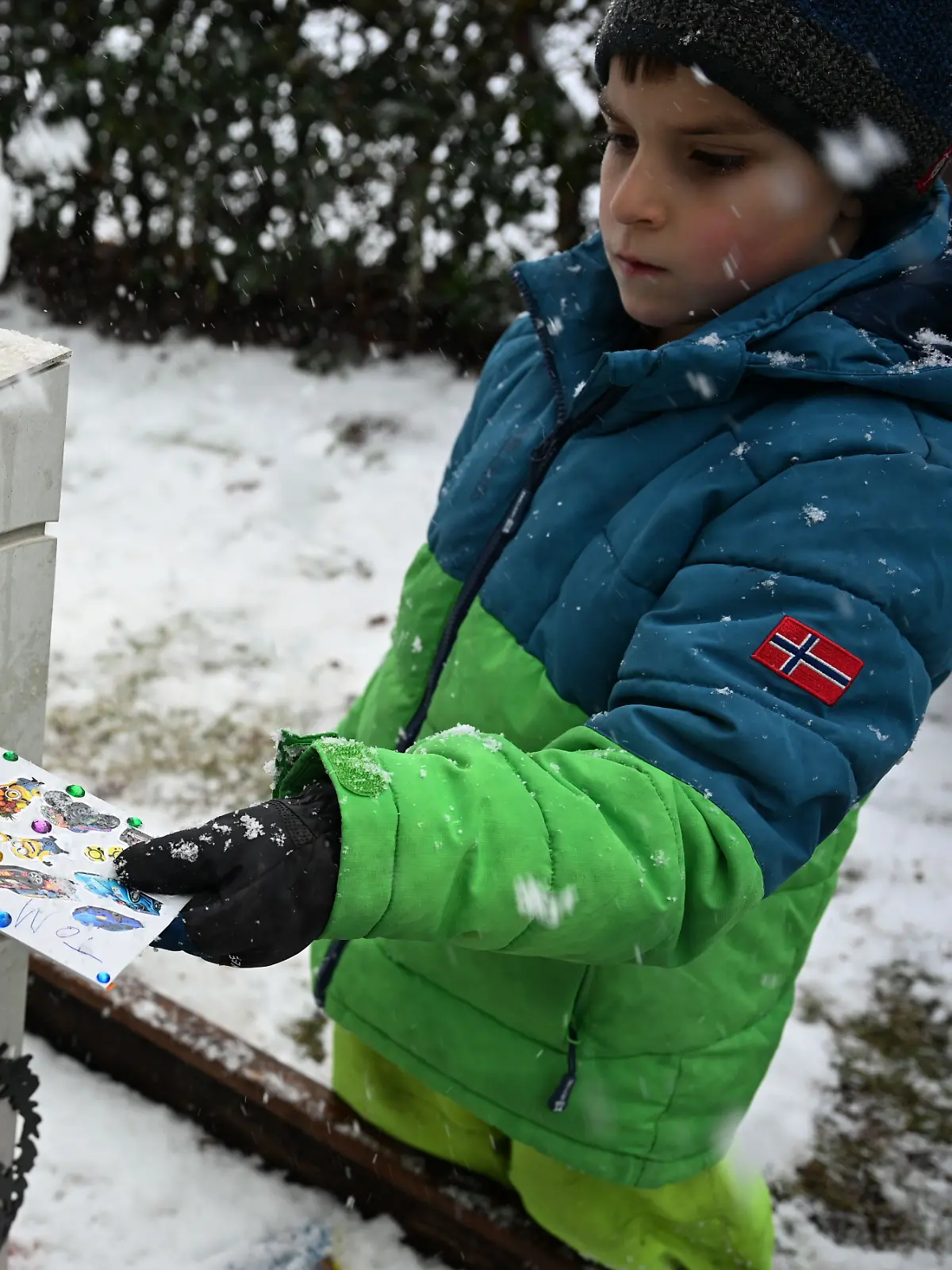 Tom wirft einen Brief für seinen Vater in den Briefschlitz an seinem Grabstein. Der Familienvater starb 2023 an Krebs. Auf seinem Grab steht ein Grabstein mit Briefschlitz, in den die Familie Briefe einwerfen kann. +++ dpa-Bildfunk +++