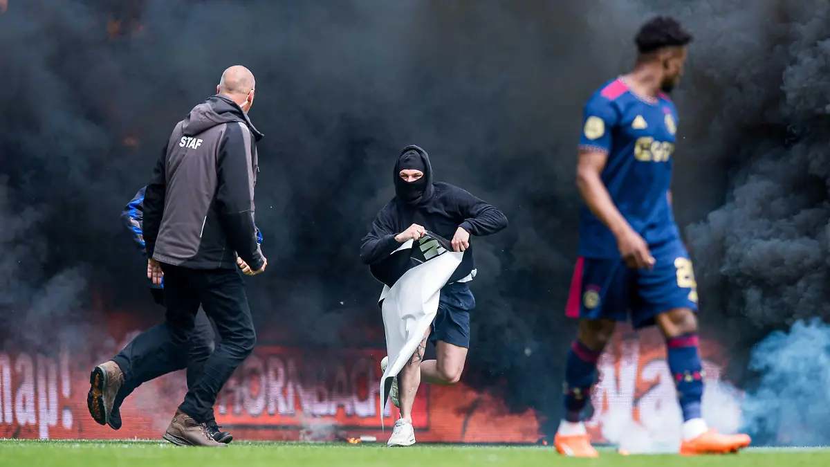 2023-05-14 14:42:42 GRONINGEN Ein Fan des FC Groningen stürmt mit einem Banner (r) Mohammed Kudus von Ajax das Spielfeld während des niederländischen Premier-League-Spiels zwischen dem FC Groningen und Ajax im Euroborg-Stadion am 14. Mai 2023 in Groningen, Niederlande. ANP COR LASKER