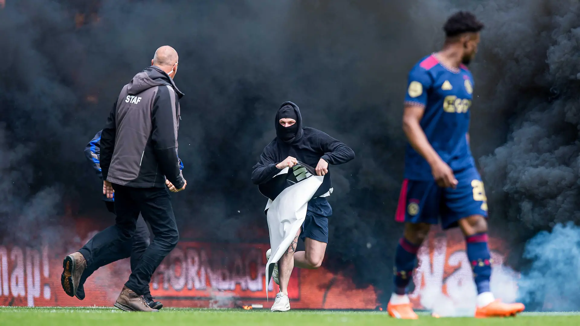 2023-05-14 14:42:42 GRONINGEN Ein Fan des FC Groningen stürmt mit einem Banner (r) Mohammed Kudus von Ajax das Spielfeld während des niederländischen Premier-League-Spiels zwischen dem FC Groningen und Ajax im Euroborg-Stadion am 14. Mai 2023 in Groningen, Niederlande. ANP COR LASKER
