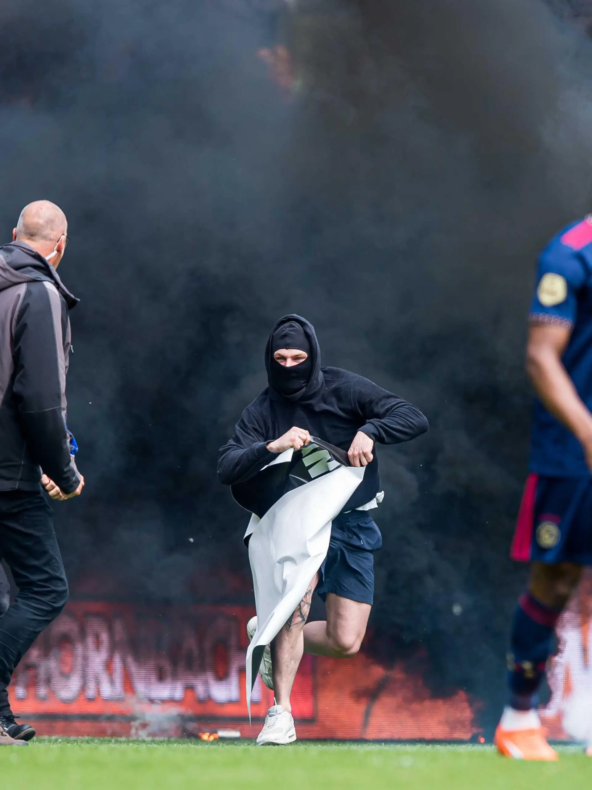 2023-05-14 14:42:42 GRONINGEN  Ein Fan des FC Groningen stürmt mit einem Banner (r) Mohammed Kudus von Ajax das Spielfeld während des niederländischen Premier-League-Spiels zwischen dem FC Groningen und Ajax im Euroborg-Stadion am 14. Mai 2023 in Groningen, Niederlande. ANP COR LASKER