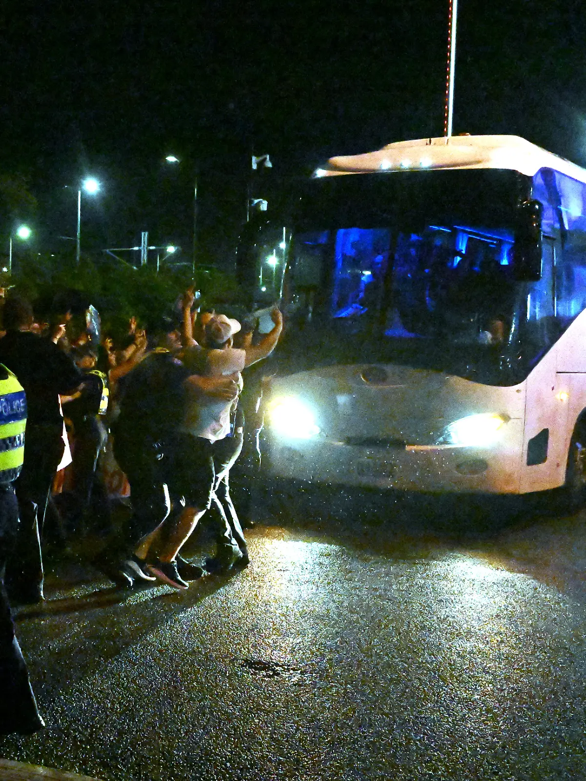 AFC Frauen-Asien-Pokal, Gruppe A, Iran - Philippinen im Gold Coast Stadion. Fans versuchen nach dem Spiel einen Bus zu blockieren, in dem iranische Spielerinnen sitzen. +++ dpa-Bildfunk +++