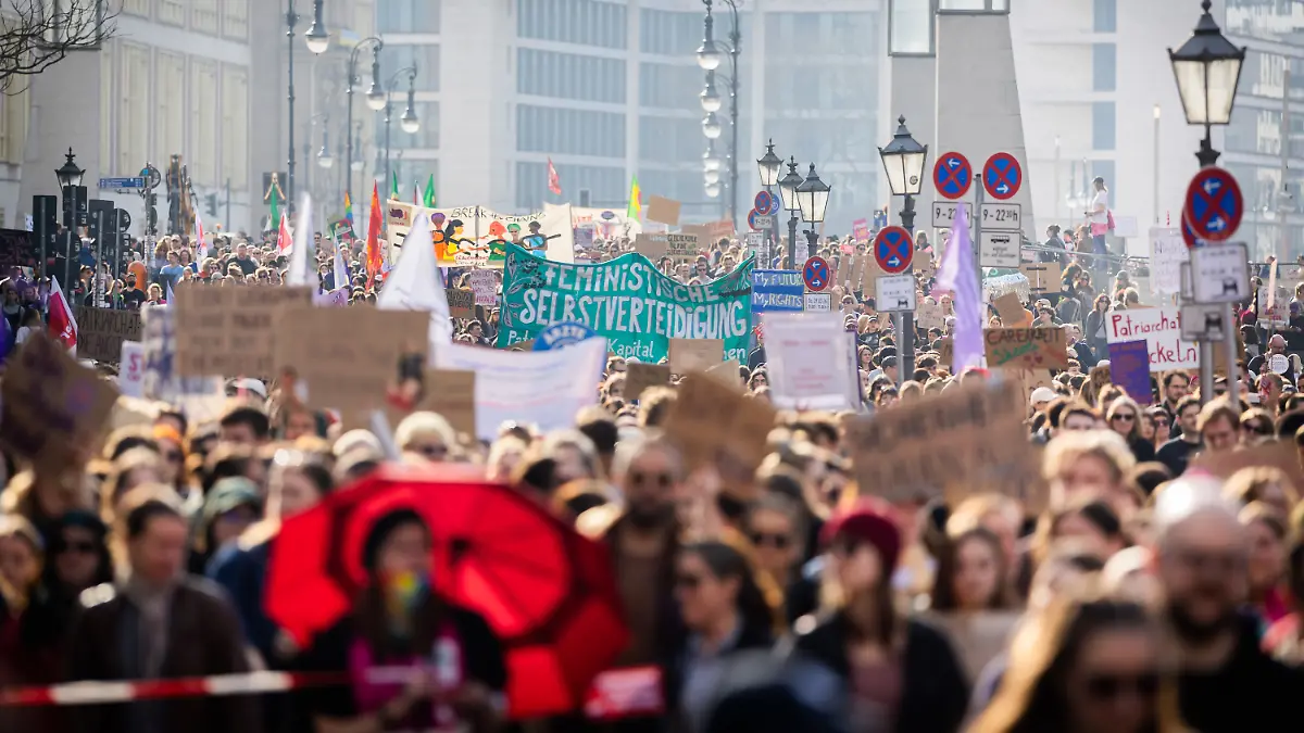 08.03.2026, Berlin: Der Zug der Gewerkschafts-Demonstration unter dem Motto «feministisch, solidarisch, gewerkschaftlich» anlässlich des Internationalen Frauentags zieht Richtung Rotes Rathaus. Am Internationalen Frauentag finden zahlreiche Demonstrationen in Berlin statt. Foto: Christoph Soeder/dpa +++ dpa-Bildfunk +++