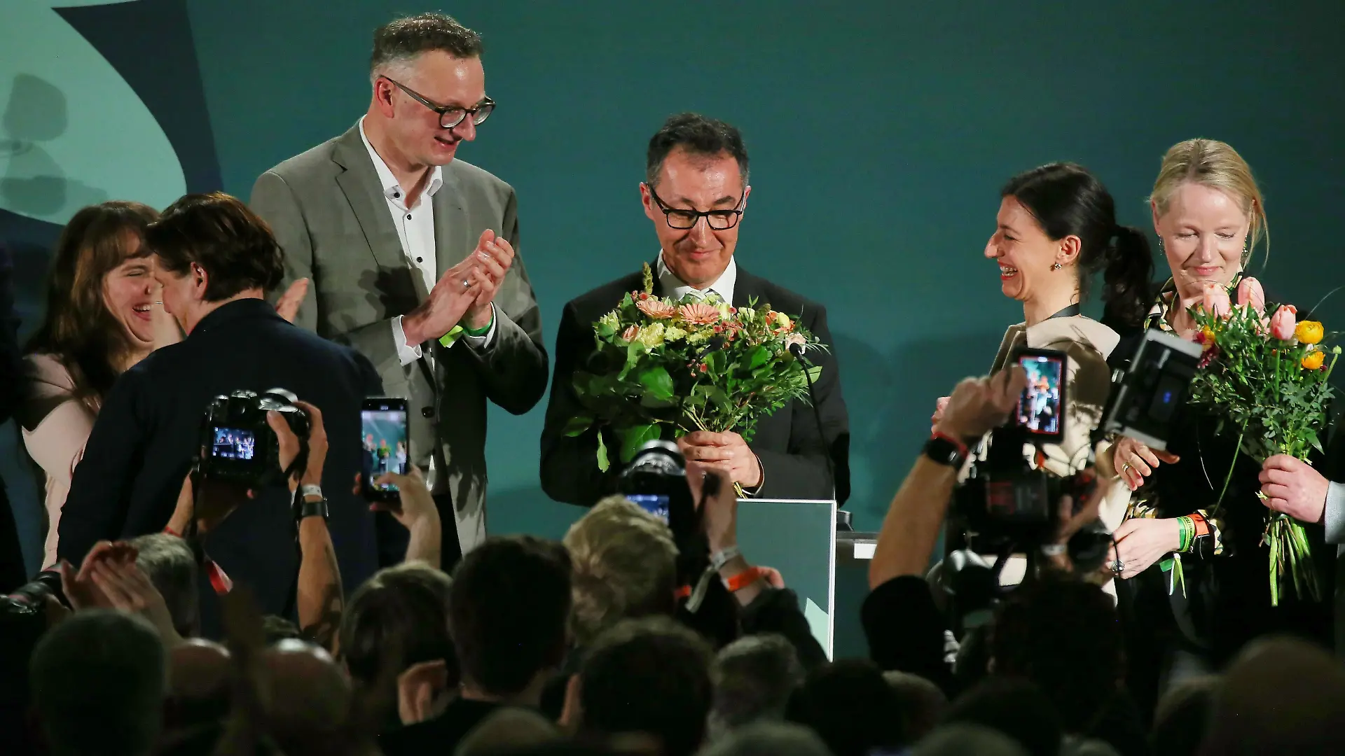 Stuttgart, Baden-Württemberg, Deutschland: Staatsgalerie: Landtagswahl 2026: Cem Özdemir erhält auf der Grünen-Wahlparty nach den ersten Prognosen Blumen